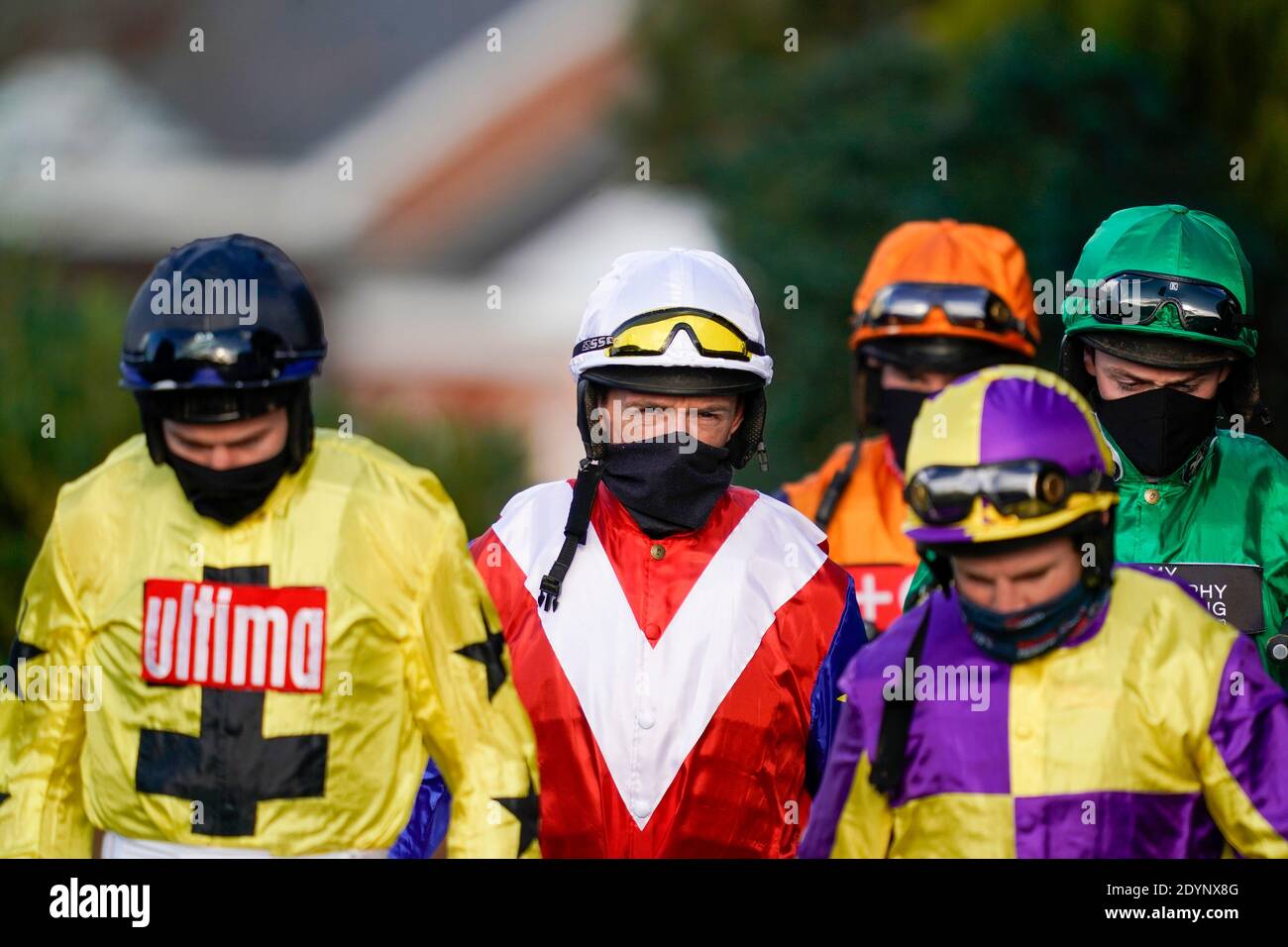 Le jockey David Crosse (casquette blanche) se rend à la parade qui sonne le dernier jour en tant que jockey professionnel à l'hippodrome de Kempton Park, Surrey. Banque D'Images