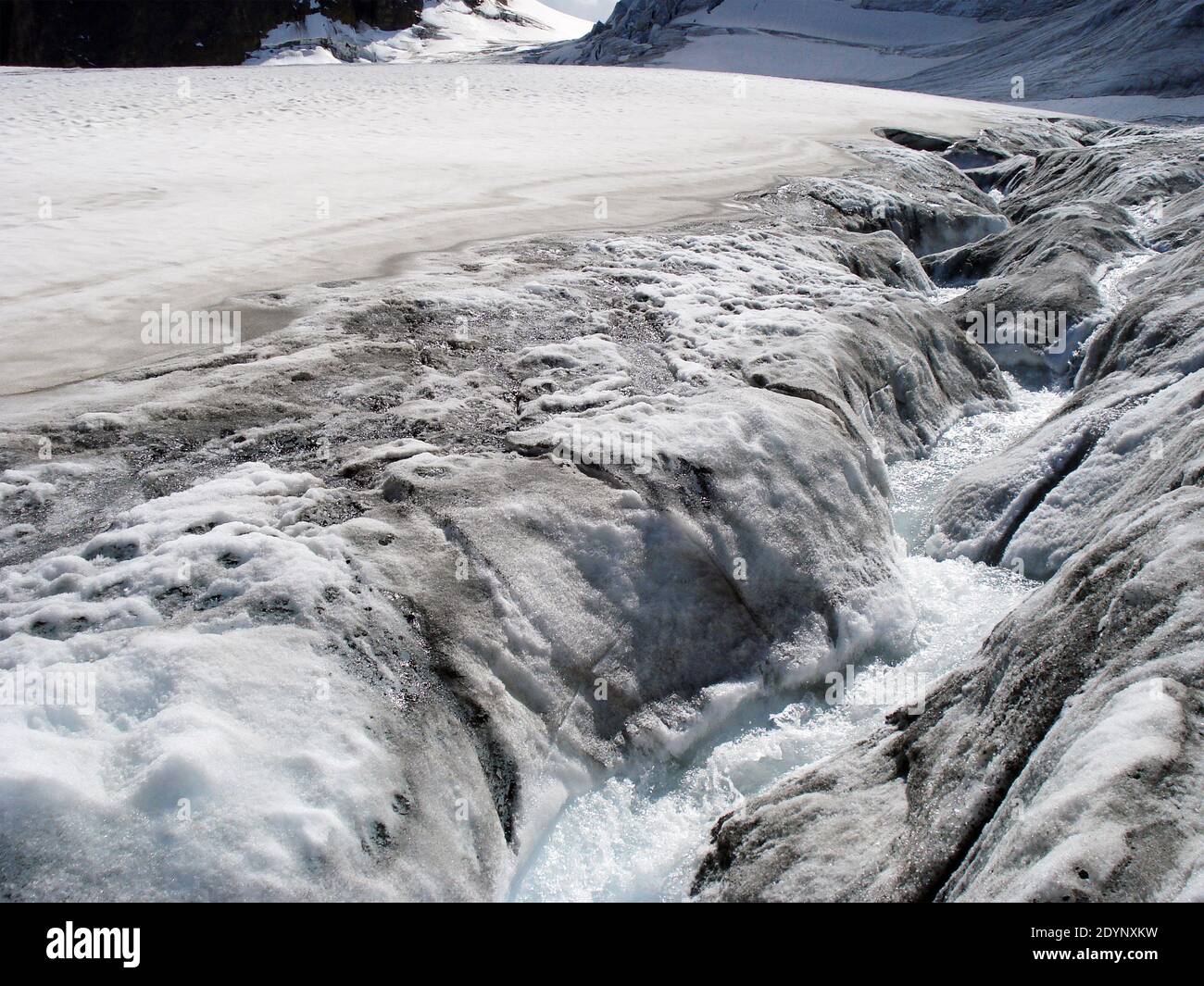 Un torrent épiglacial (également connu sous le nom de bédière) à la surface du glacier; glacier de Corbassière. Grand massif de montagne Combin. Alpes suisses. Banque D'Images