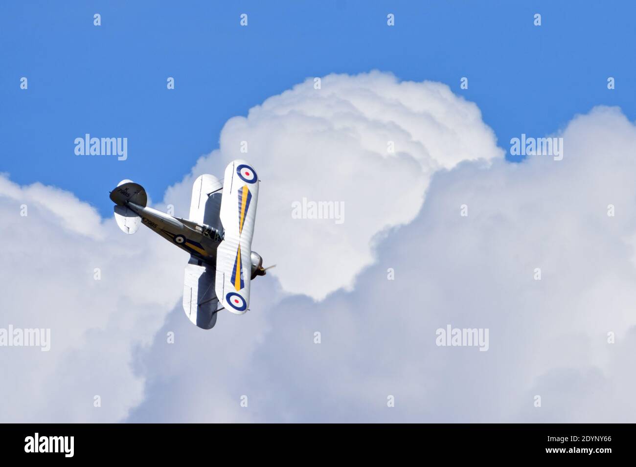 Gloster Gladiator en vol avec ciel bleu et nuage arrière-plan Banque D'Images