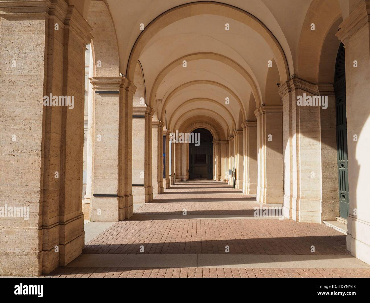 Couloir extérieur voûté ou entrée à la Galerie nationale d'Art ancien avec une collection renommée d'œuvres d'art au Palais baroque Barberini, Rome, Italie. Banque D'Images