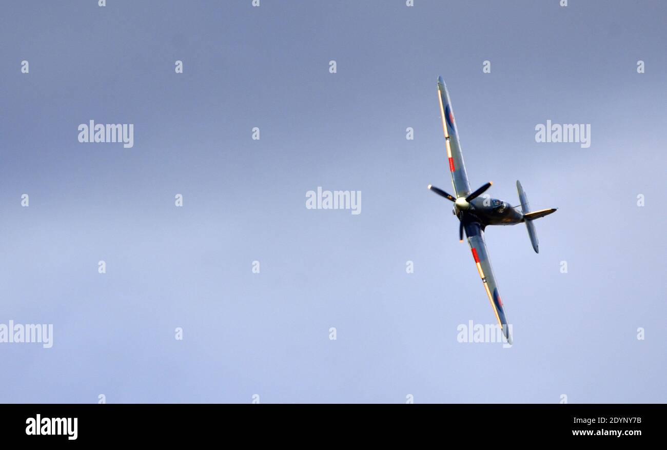Vintage Supermarine Spitfire MK VC G-AWII 'AR501' avion en vol. Banque D'Images