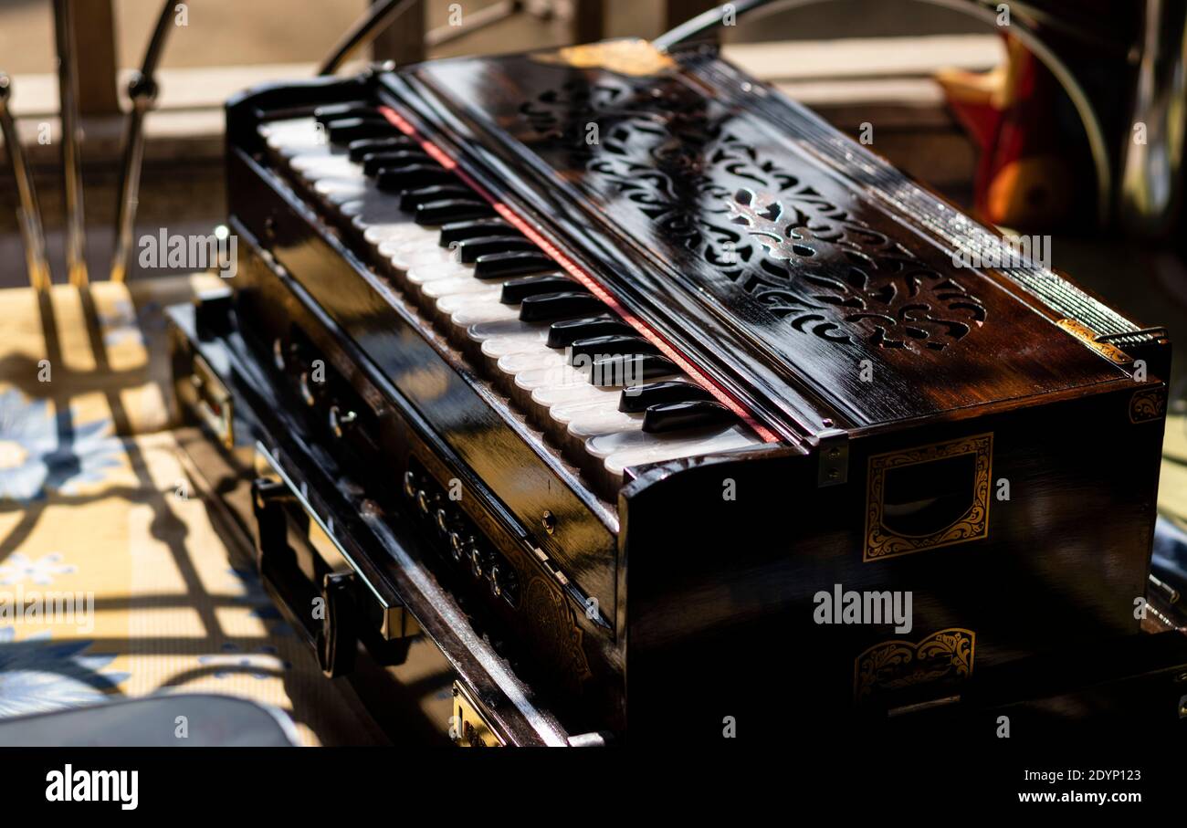 Joueur d'harmonium Banque de photographies et d’images à haute résolution Alamy