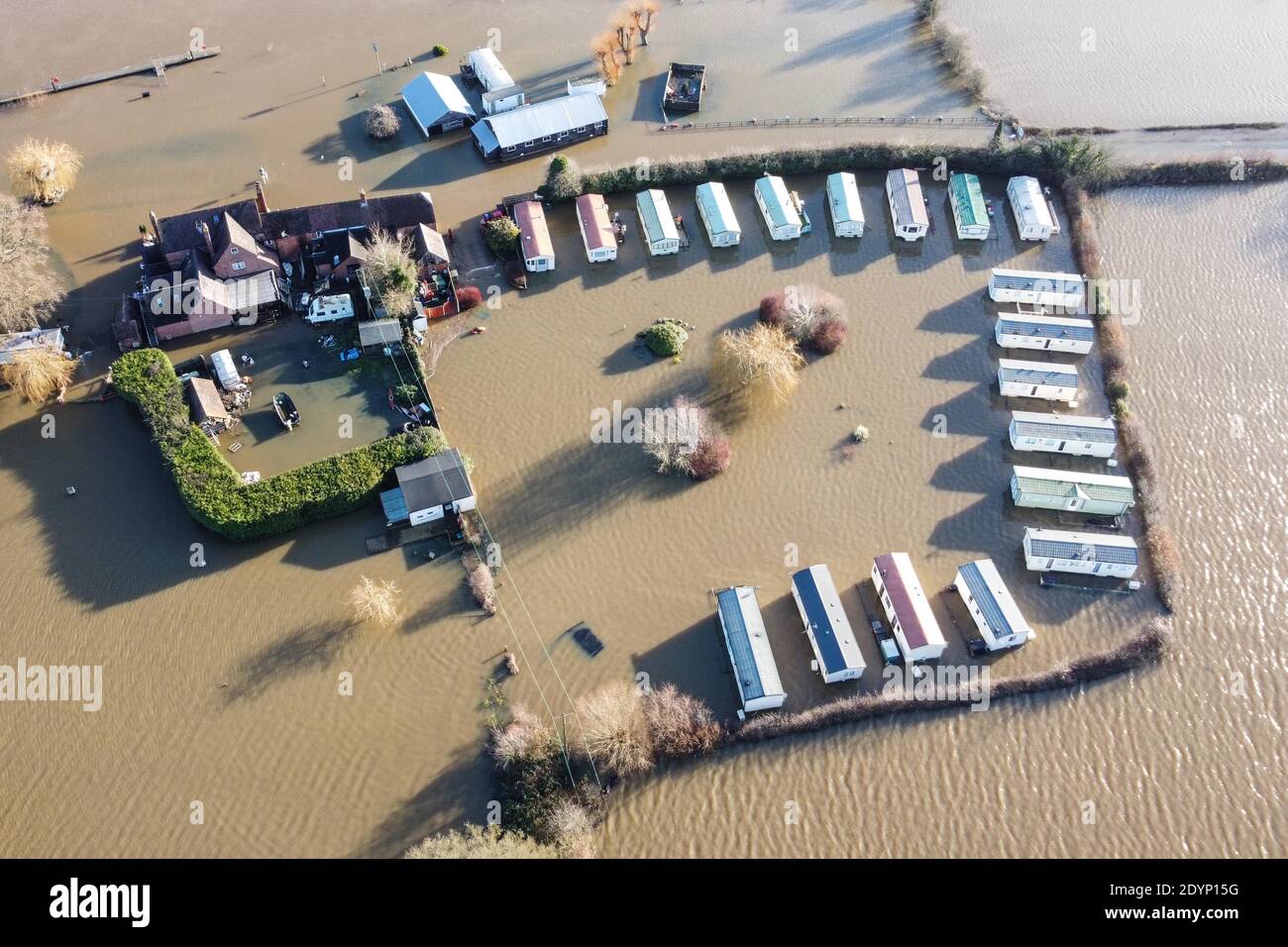 Tewkesbury, Gloucestershire, Royaume-Uni. 27 décembre 2020. Le site des caravanes Willows a été complètement inondé après que la rivière Severn a éclaté ses rives. Le site qui se trouve à environ un mile de la ville de Tewkesbury a été coupé par une route et n'est accessible que par bateau. Le Lower Lode Inn est également immergé dans les eaux de crue. Pic by Stop appuyez sur Media/Alamy Live News Banque D'Images