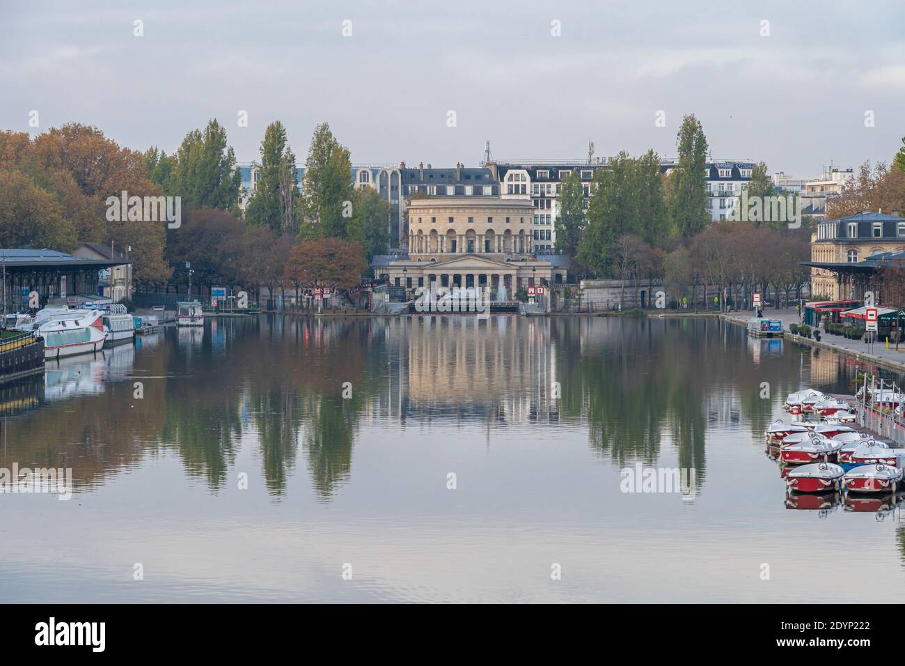 Paris, France - 11 07 2020 : vue sur le bassin de la villette et la rotonde de Ledoux au lever du soleil Banque D'Images