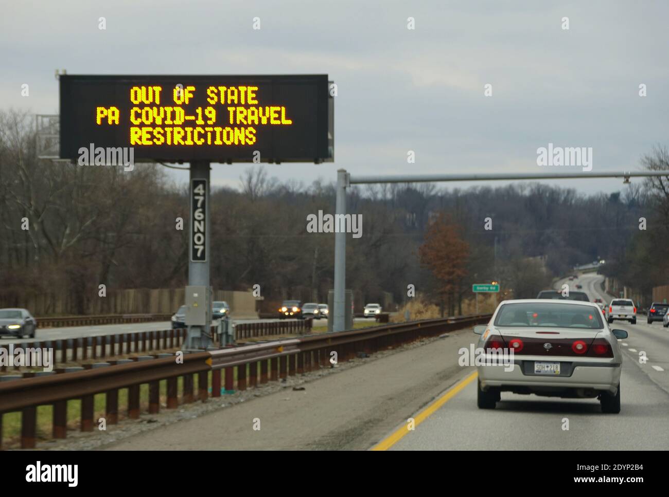 Media, Pennsylvania, U.S.A - 25 novembre 2020 - le panneau numérique sur l'Interstate rappelant aux conducteurs de l'État les restrictions de voyage de Covid-19 Banque D'Images