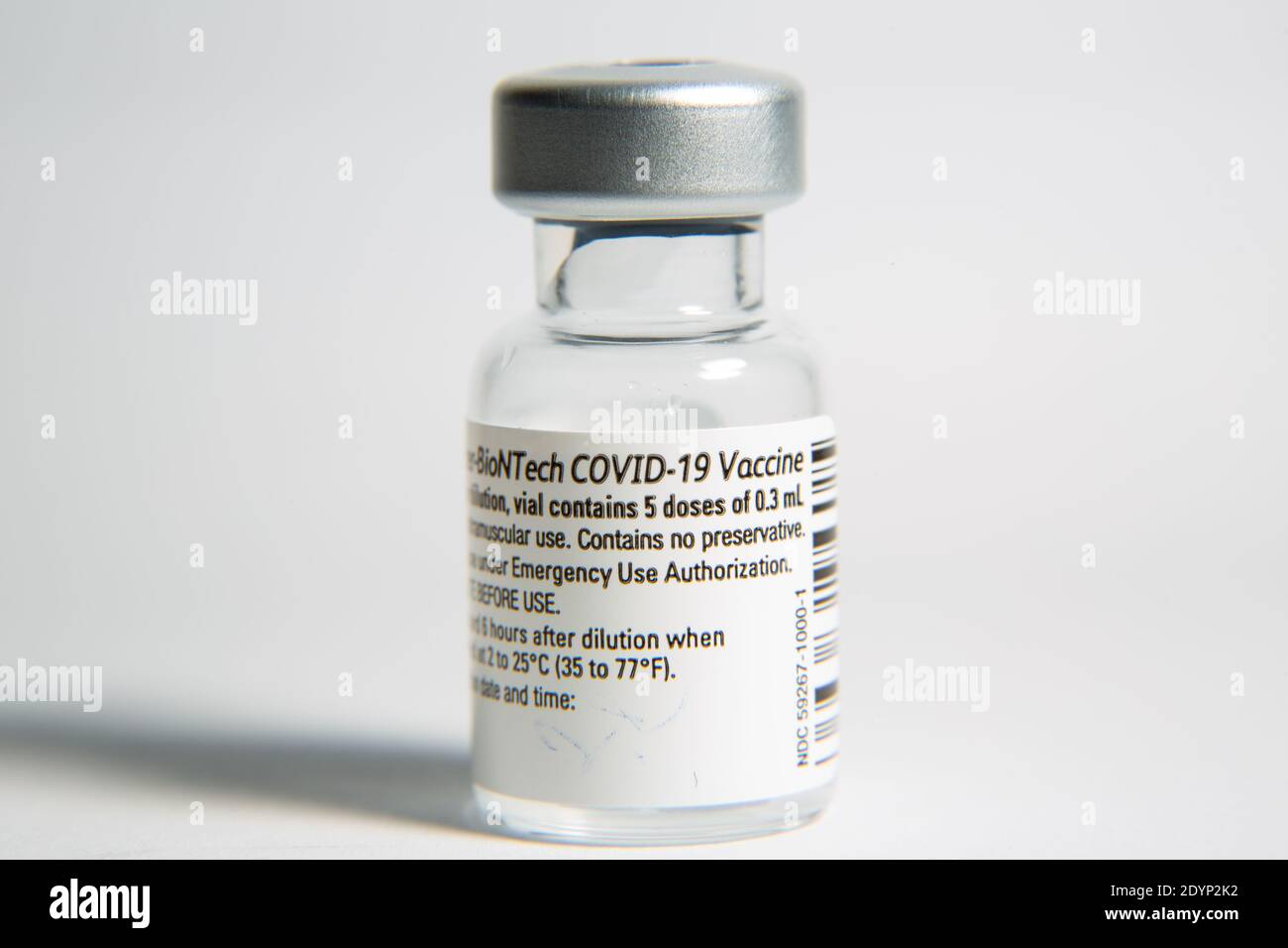 Kranj, Slovénie. 27 décembre 2020. Un flacon utilisé du vaccin Pfizer-BioNTech COVID-19 a été vu en montre.la première livraison du vaccin COVID-19 est arrivée en Slovénie et la vaccination a commencé dans les maisons de soins infirmiers à travers le pays. Crédit : SOPA Images Limited/Alamy Live News Banque D'Images