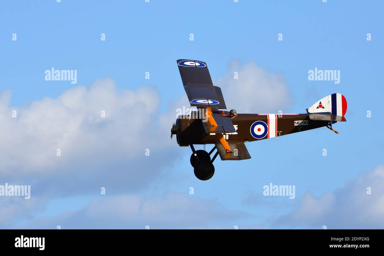 Vintage Soopwith Triplane dans le ciel bleu de vol et les nuages. Banque D'Images