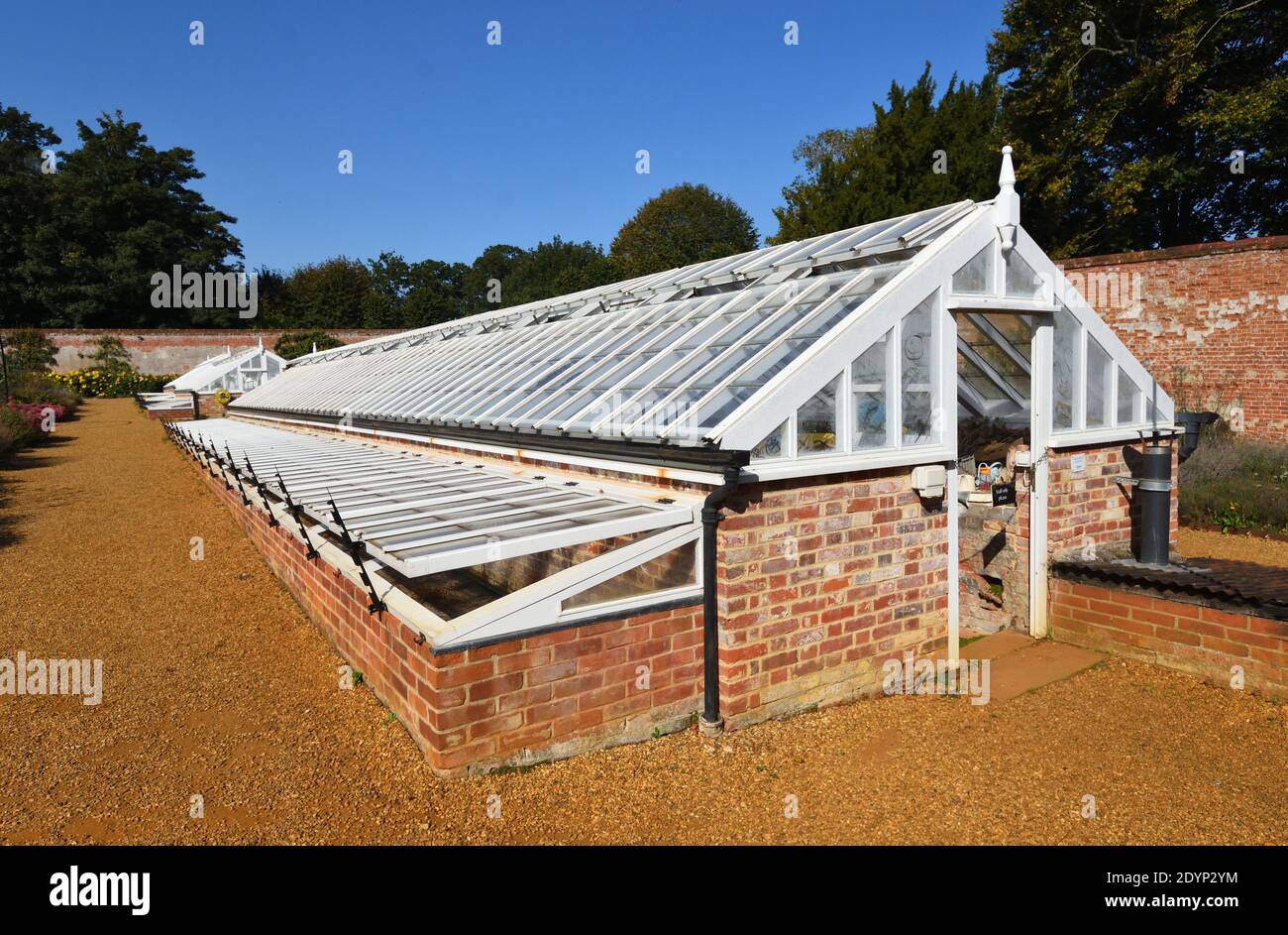 Maisons vertes traditionnelles avec arbres et ciel bleu en arrière-plan. Banque D'Images