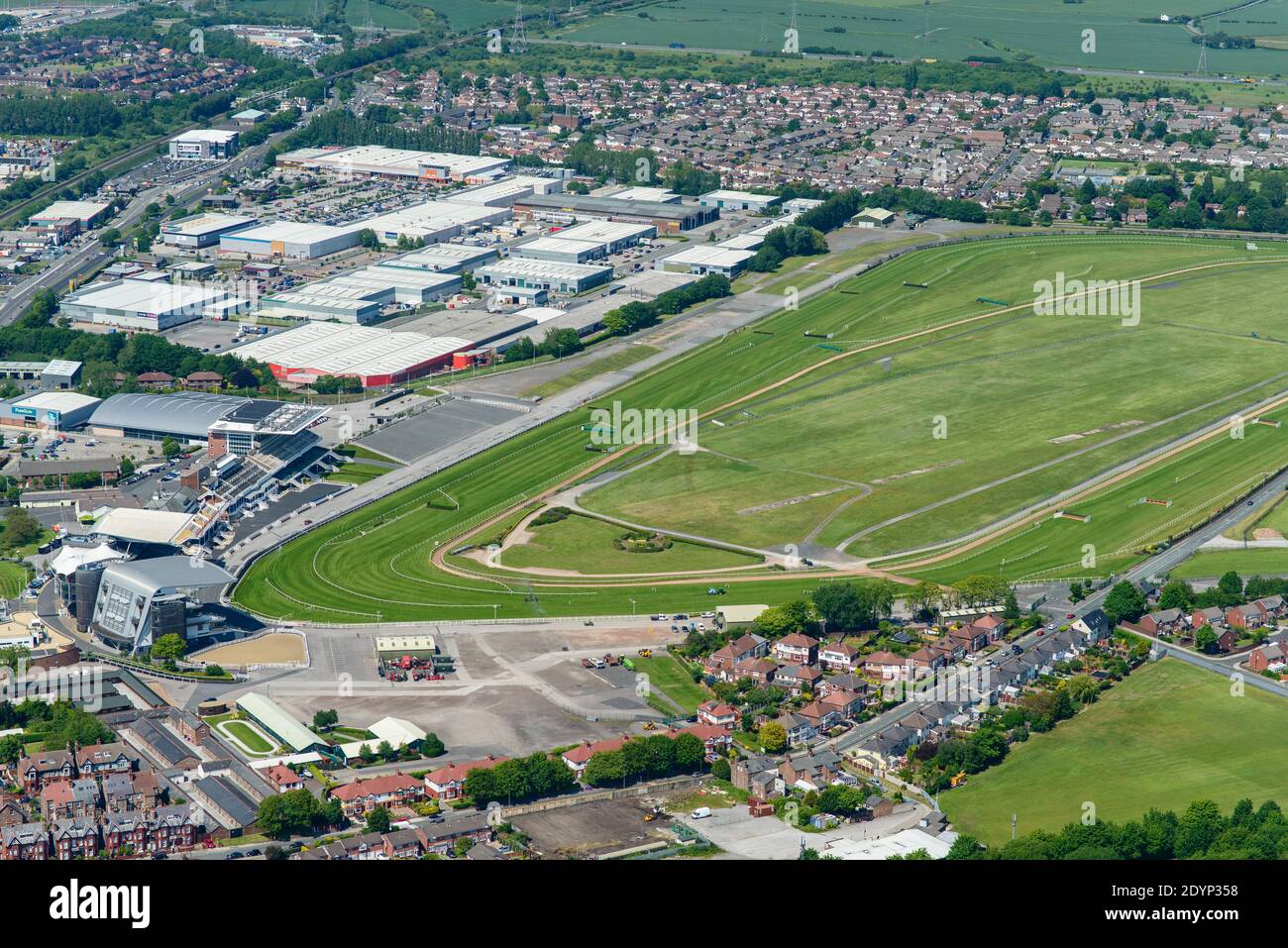 Vue aérienne de l'hippodrome d'Aintree, Liverpool, stade du Grand National depuis les airs Banque D'Images