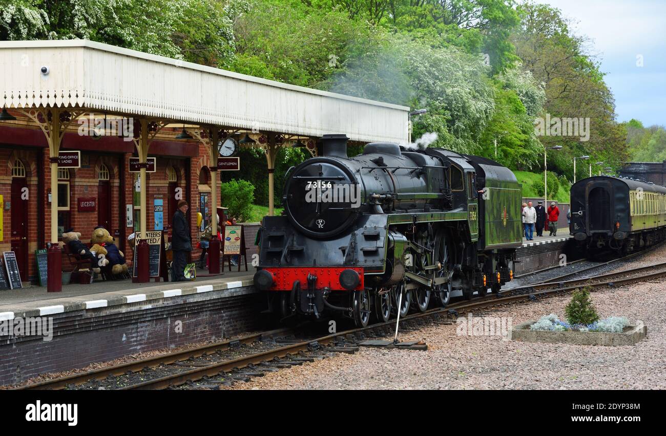 La classe Standard BR 573156 machine à vapeur tirant en Nord Leicester gare ferroviaire patrimoniale. Banque D'Images