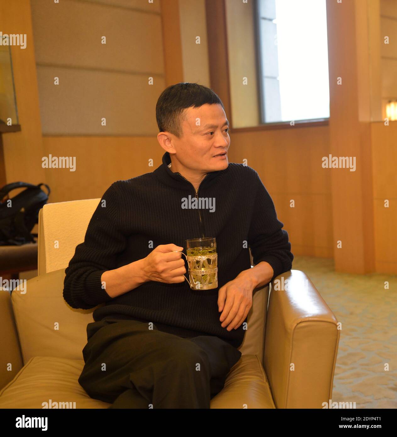 Jack Ma, co-fondateur et ancien président exécutif du groupe Alibaba, attend de prendre la parole lors d'une conférence de presse à Pékin, en Chine, en 2015. Banque D'Images