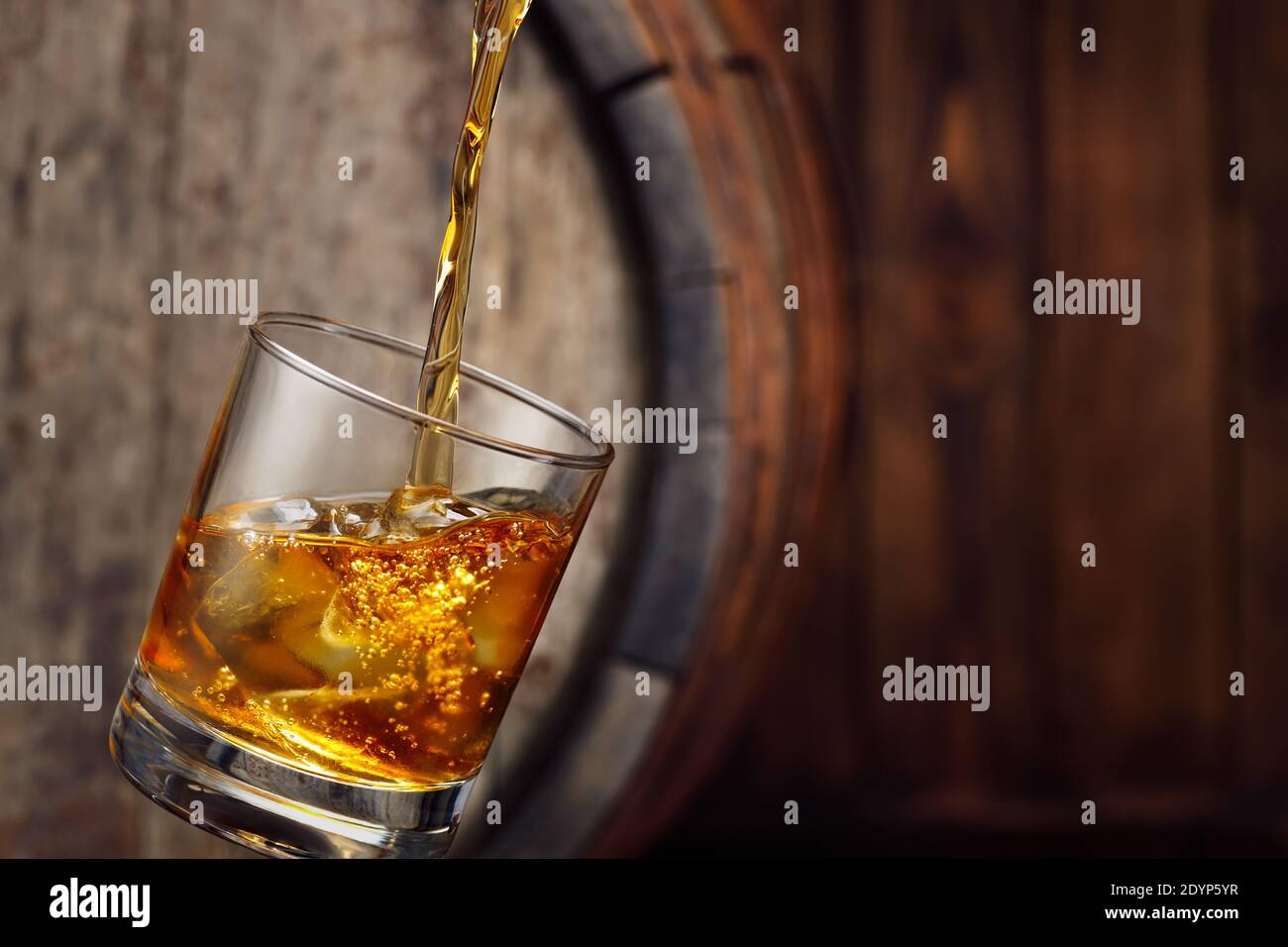 verser le whisky dans le verre Banque D'Images