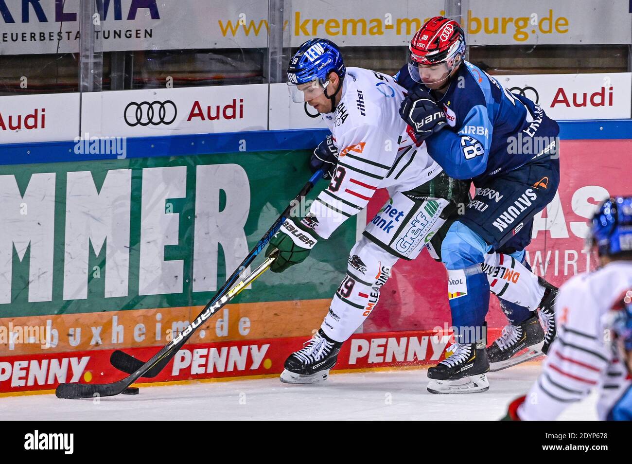 Ingolstadt, Allemagne. 27 décembre 2020. Hockey sur glace: DEL, ERC Ingolstadt - Augsburg Panther, Hauptrunde, Hauptrunde Games, Matchday 3. Samuel Soramies d'Ingolstadt (2.f.r) et Drew Leblanc d'Augsbourg se battent pour le palet. Credit: Armin Weigel/dpa/Alay Live News Banque D'Images