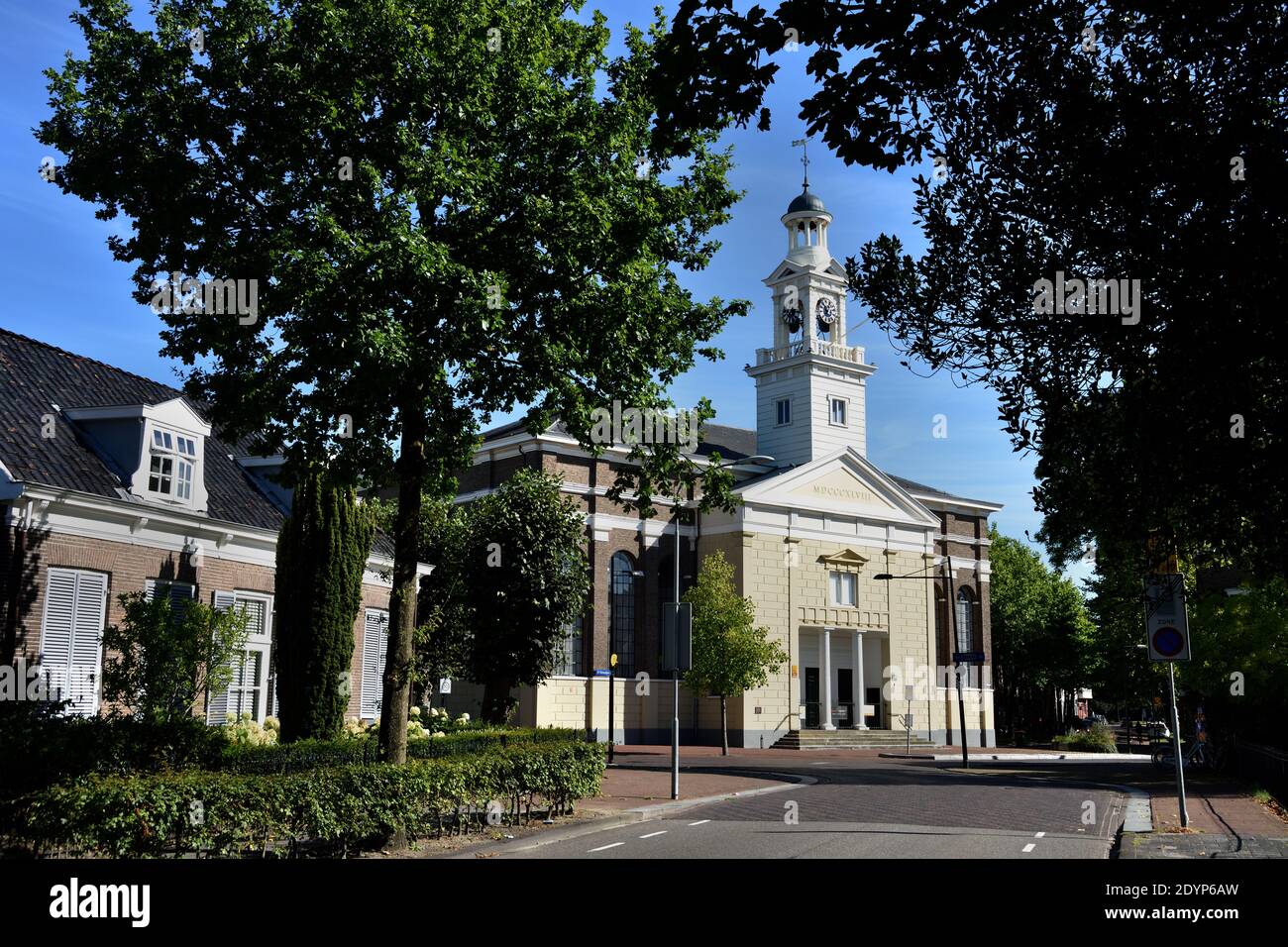 Het Ontvangershuis - la Maison du Receveur est l'une des plus anciennes maisons résidentielles de la ville hollandaise d'Assen. La maison du Brink à Assen était à l'origine l'un des bâtiments du monastère Maria in Camvis. Il peut avoir été utilisé comme résidence d'un prêtre. La maison a une cave du XVe siècle. A partir du XVIIe siècle, il était utilisé par les récepteurs-généraux de Drenthe. Il a été restauré entre 1957 et 1959, après quoi il a été mis en service par le Musée des Drents. Néerlandais pays-Bas Banque D'Images