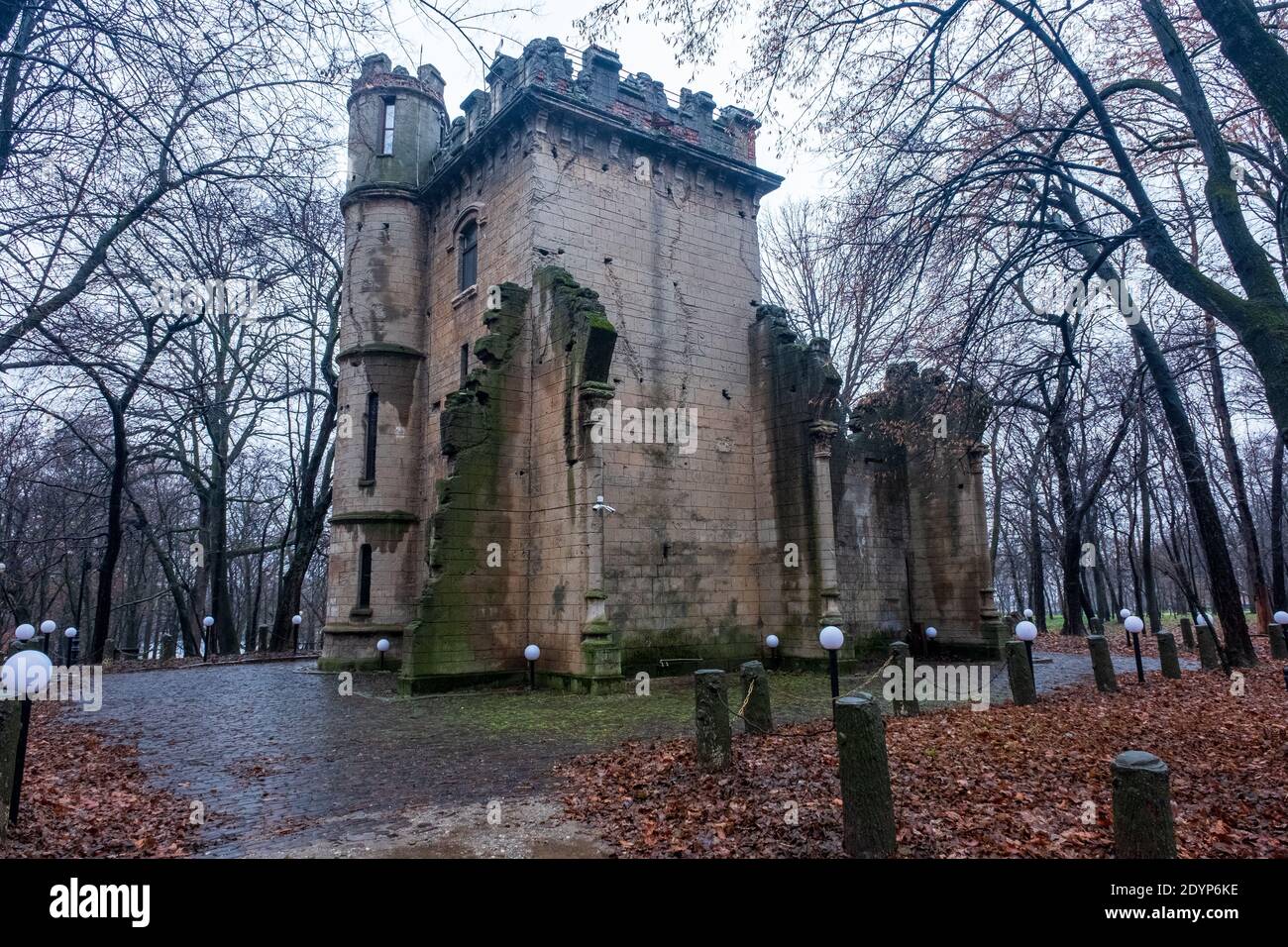 Le château de conte de fées construit comme ruine romantique dans le parc Romanescu, Craiova, Roumanie, UE. Banque D'Images