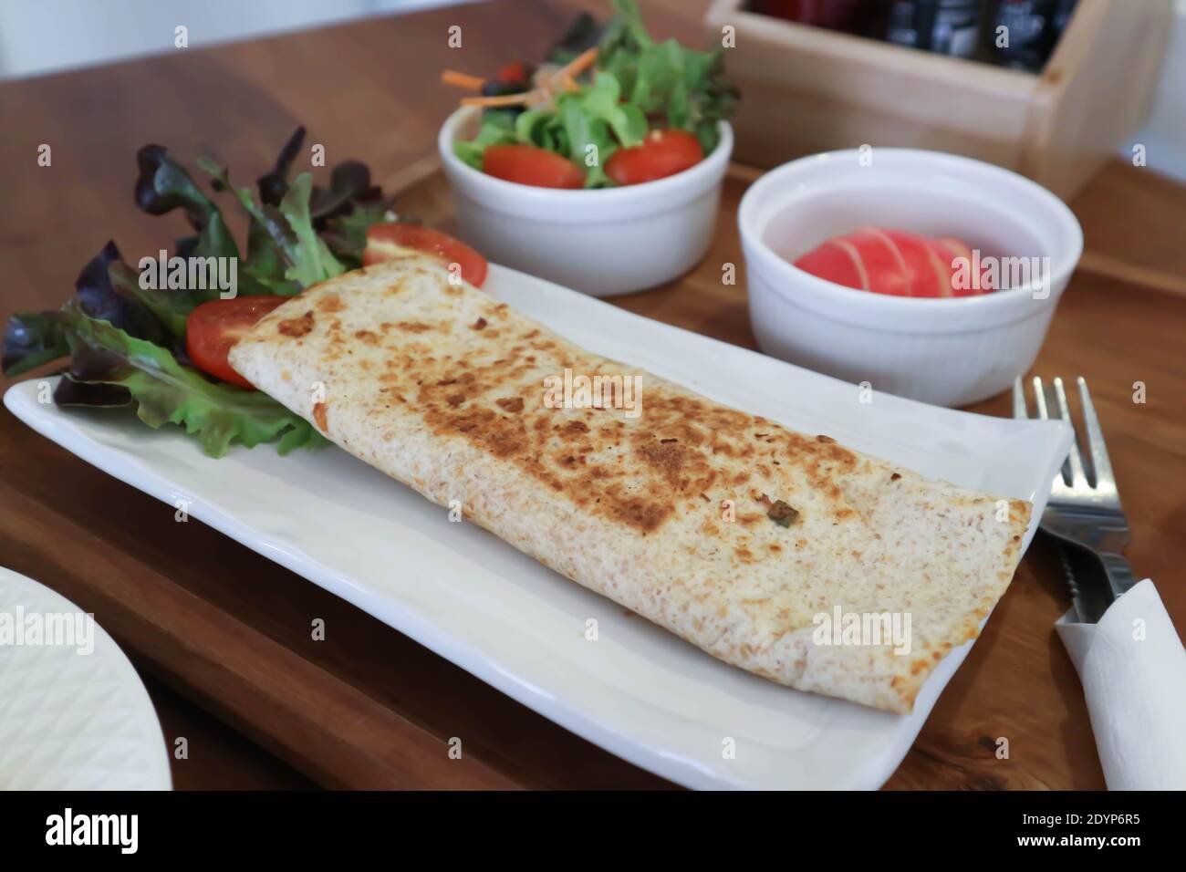 taco, rouleau de légumes ou rouleau de salade ou burrito ou tortilla Banque D'Images
