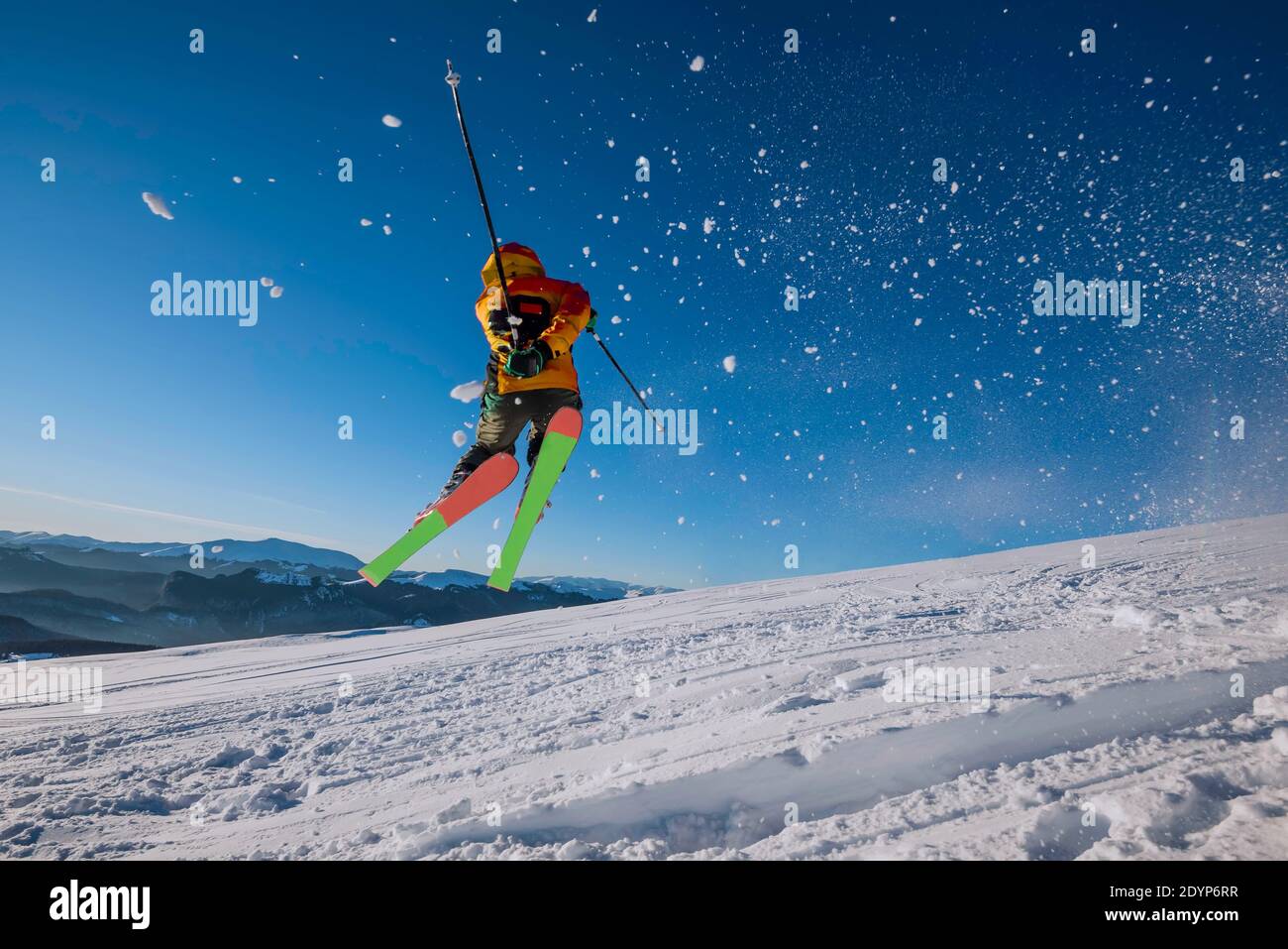 homme skieur sautant sur la piste de ski sautez le portrait vertical Photo 2020 2021 ouverture de la saison de ski dans les Alpes Autriche femme Banque D'Images