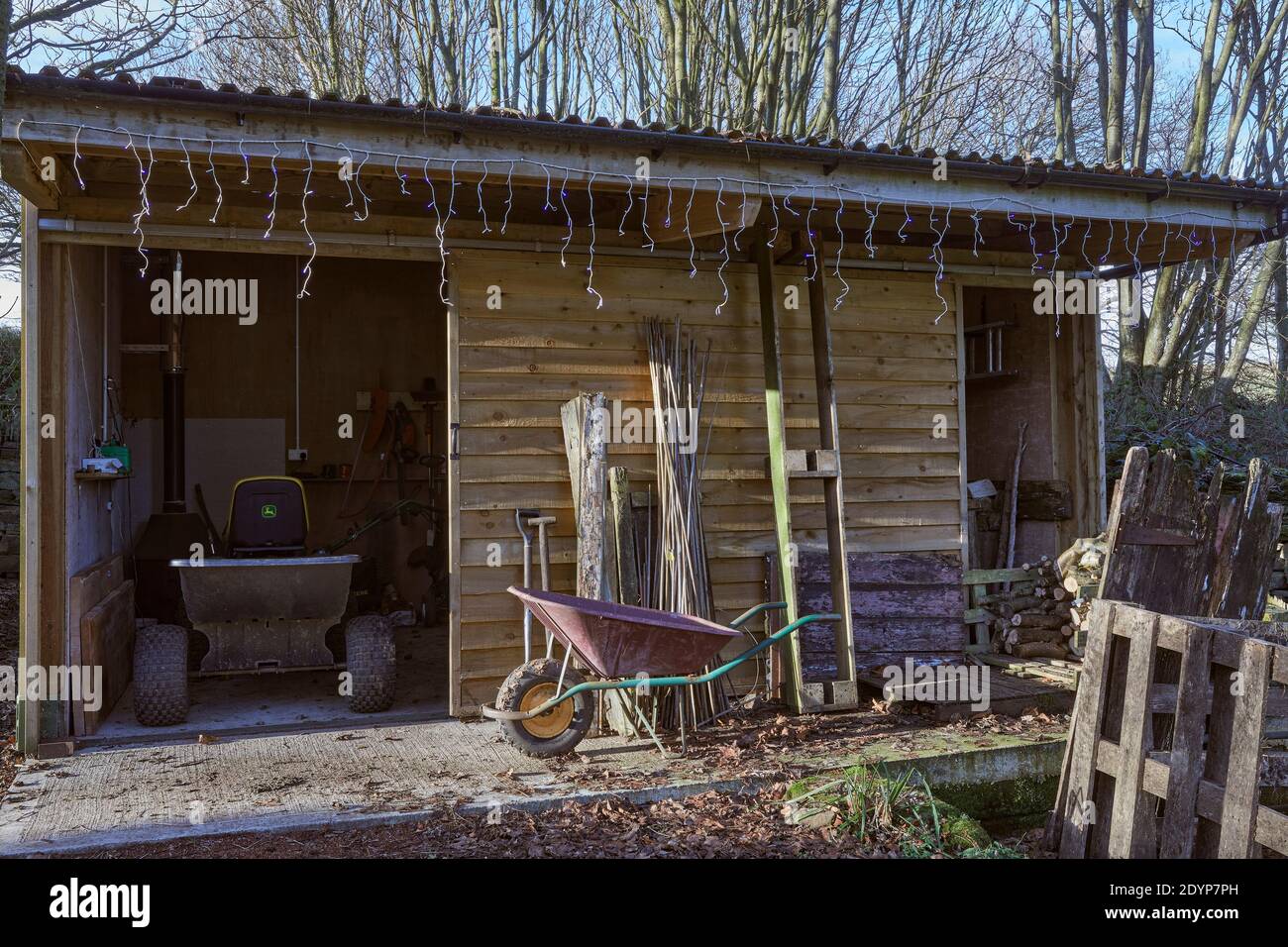 Hangar à bois dans le petit jardin du Yorkshire le jour de Noël. Banque D'Images