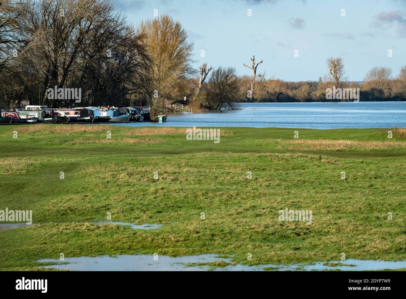 Oxford, Oxfordshire, Royaume-Uni. 27 décembre 2020. Les résidents d'Oxford marchent à Port Meadow pour explorer les eaux montantes. Inondations dans le Oxfordshire. La tempête Bella a apporté encore plus de pluie à Oxford, causant des inondations dans les zones de basse altitude. Beaucoup de gens font de l'exercice au soleil. Credit: Sidney Bruere/Alay Live News Banque D'Images