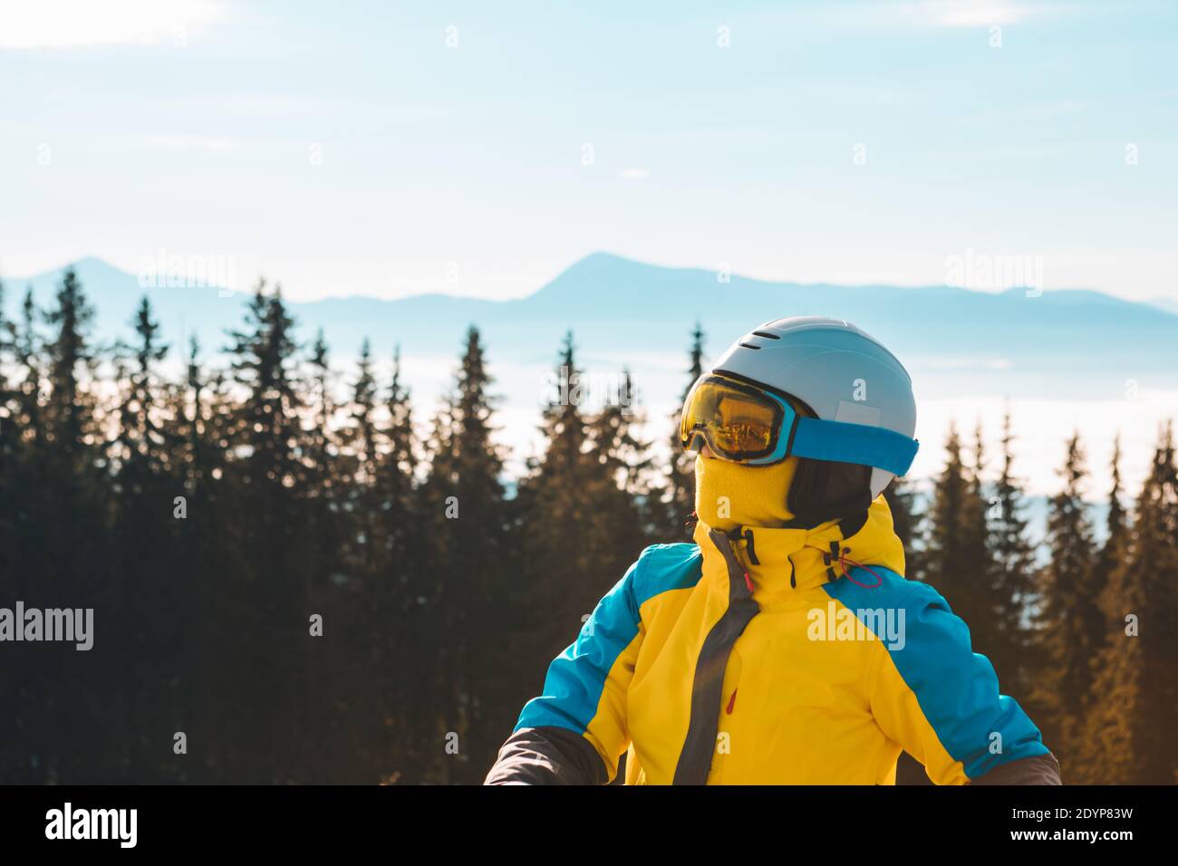 femme dans l'équipement de ski regardant l'espace de copie Banque D'Images