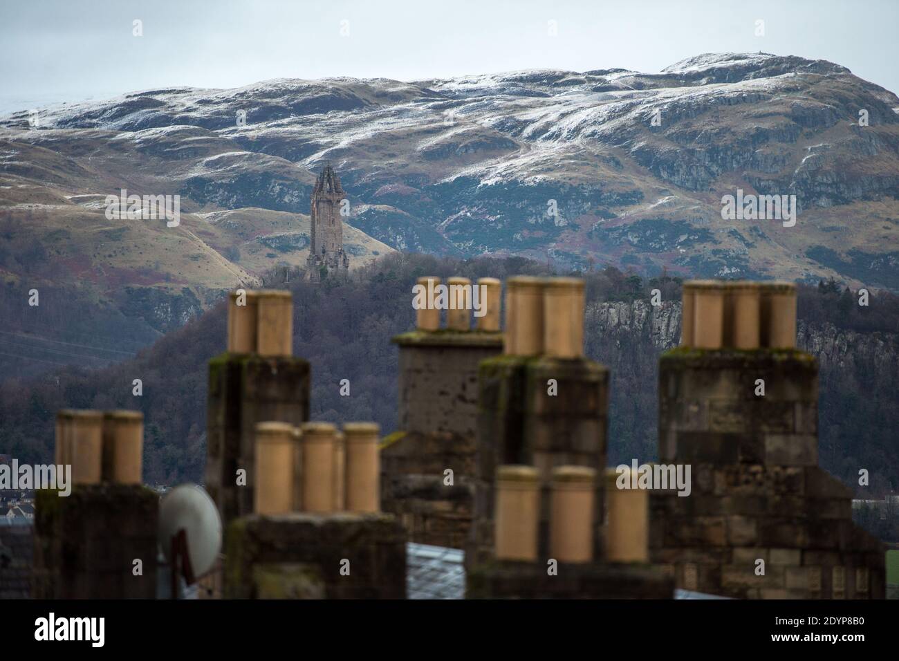 Stirling, Écosse, Royaume-Uni. 27 décembre 2020. Photo : deuxième jour du confinement de la phase 4 festive pour l'Écosse continentale. Une petite fenêtre dans le temps émerge de l'avertissement météorologique jaune qui a été émis comme Storm Bella donne la neige chute la nuit laissant une poussière de blanc sur les collines d'Ochill. Crédit : Colin Fisher/Alay Live News Banque D'Images