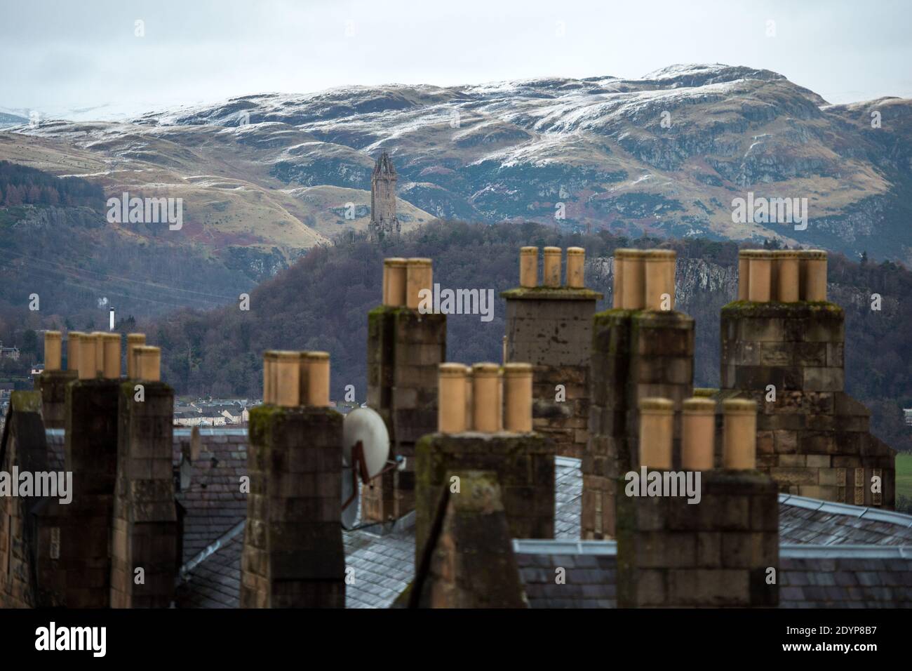 Stirling, Écosse, Royaume-Uni. 27 décembre 2020. Photo : deuxième jour du confinement de la phase 4 festive pour l'Écosse continentale. Une petite fenêtre dans le temps émerge de l'avertissement météorologique jaune qui a été émis comme Storm Bella donne la neige chute la nuit laissant une poussière de blanc sur les collines d'Ochill. Crédit : Colin Fisher/Alay Live News Banque D'Images