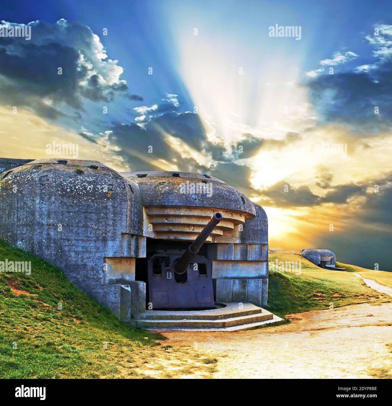 Canon dans un blockhaus en Normandie, reste de la guerre. France. Banque D'Images