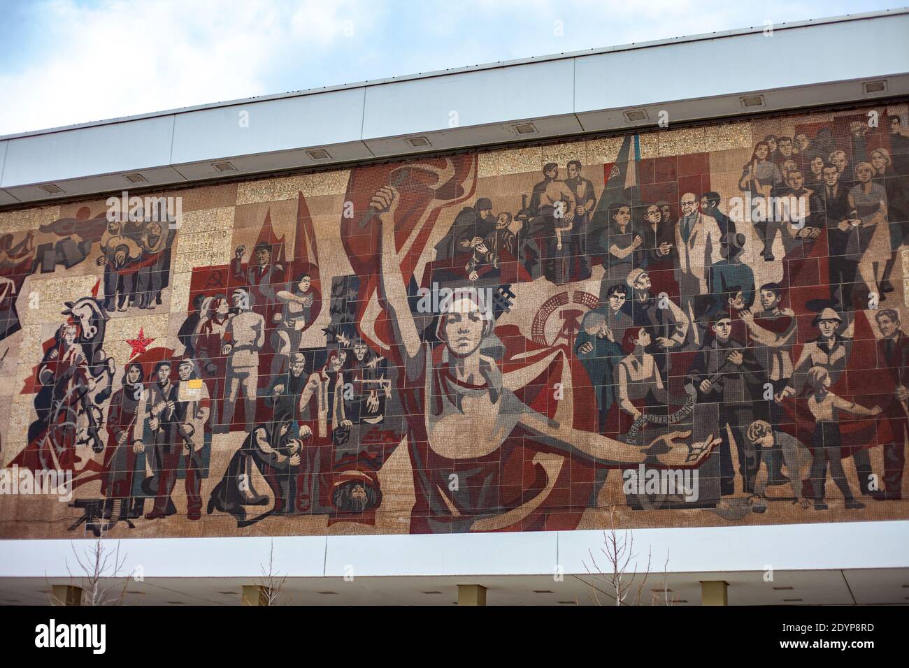 Murale de l'ère communiste sur le mur du Kulturpalast à Dresde, en Allemagne. Photographié un jour de forte luminosité. Banque D'Images
