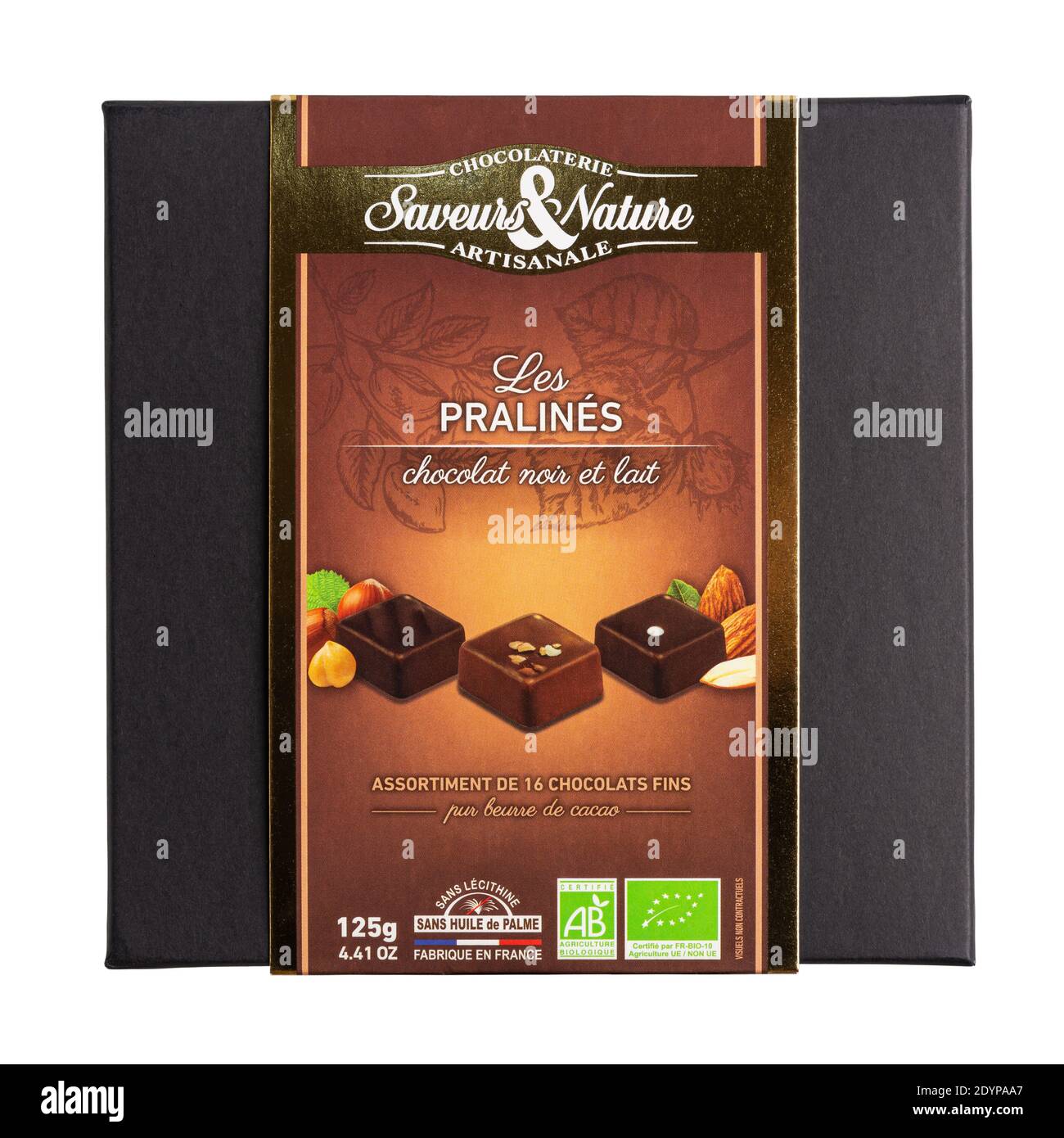 Boîte Saveurs et nature de chocolats bio pralins isolés sur du blanc. Ne contient pas de lécithine de soja ni d'huile de palme. Banque D'Images