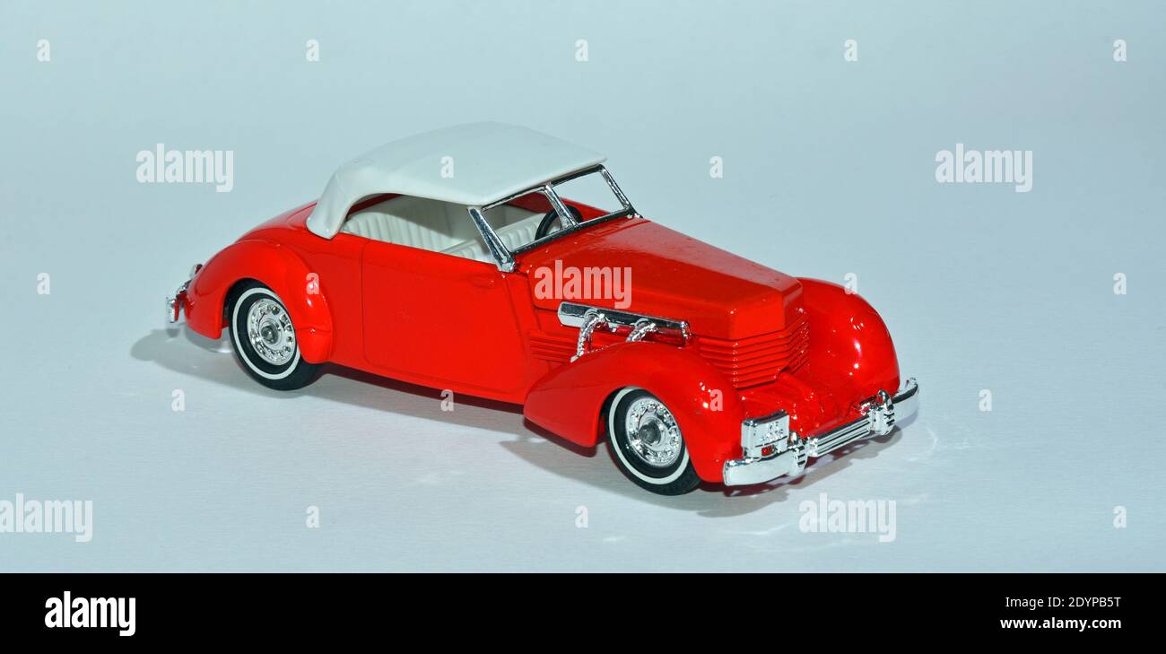 Toy 1937 Vintage Red Cord 812 voiture avec fond blanc. Banque D'Images