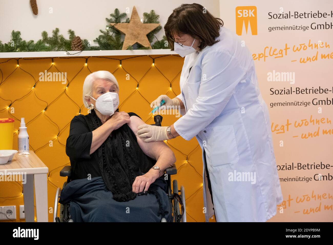 Gertrud Vogel, (92 ans) maison de soins au Riehl Senior Citizens' Centre, a été la première personne à Cologne à être vaccinée contre la COVID Banque D'Images