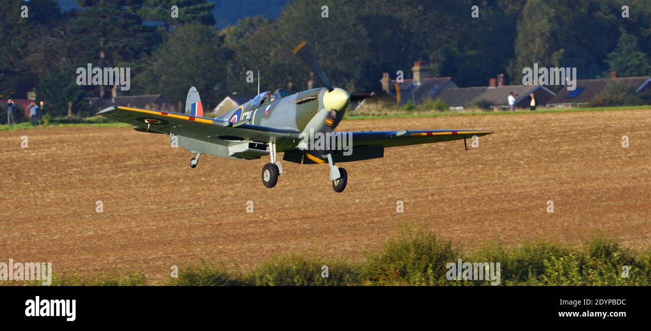 :Vintage Supermarine Spitfire MK VC G-AW11 AR501 atterrissage avec roues en bas. Banque D'Images