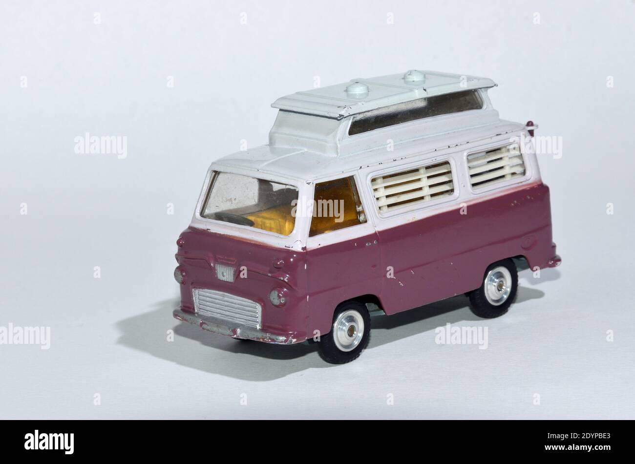 Jouet modèle de diecast d'un Commer Campervan un Corgi Toy produit sur fond blanc Banque D'Images