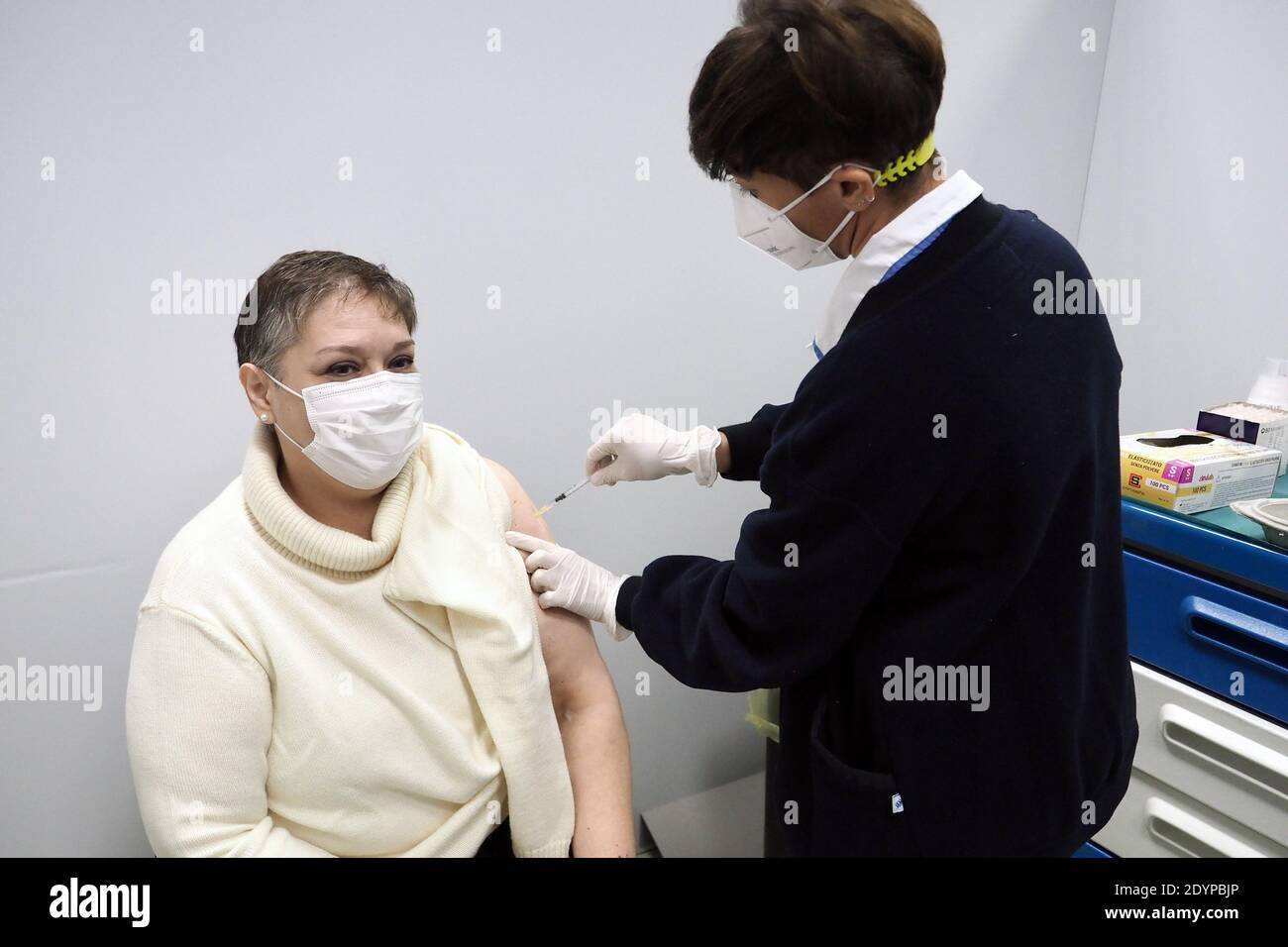 Bologne, Italie. 27 décembre 2020. Primo giorno VAX -jour V-jour vaccination jour vaccinazioni contro Covid 19 coronavirus - vaccino a infermieri medici e personale sanitario - - Foto Michele Nucci /LM crédit: Agence de photo indépendante/Alamy Live News Banque D'Images