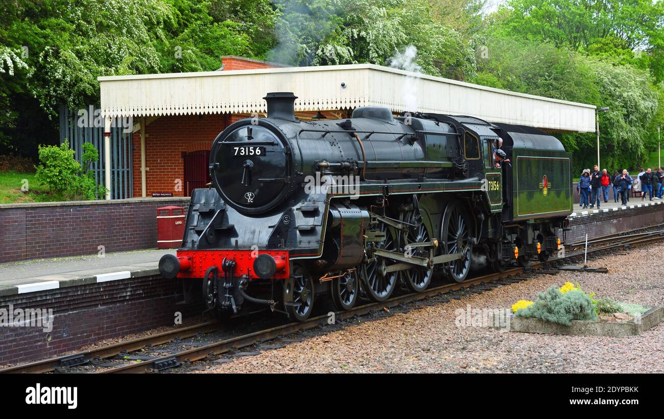 La classe Standard BR 573156 machine à vapeur tirant en Nord Leicester gare ferroviaire patrimoniale. Banque D'Images