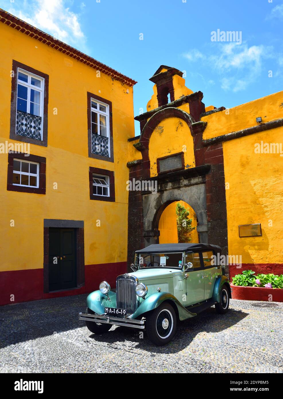 Voiture classique Austin 12 garée au fort de Sao Tiago : le joli fort jaune de Funchal. Banque D'Images