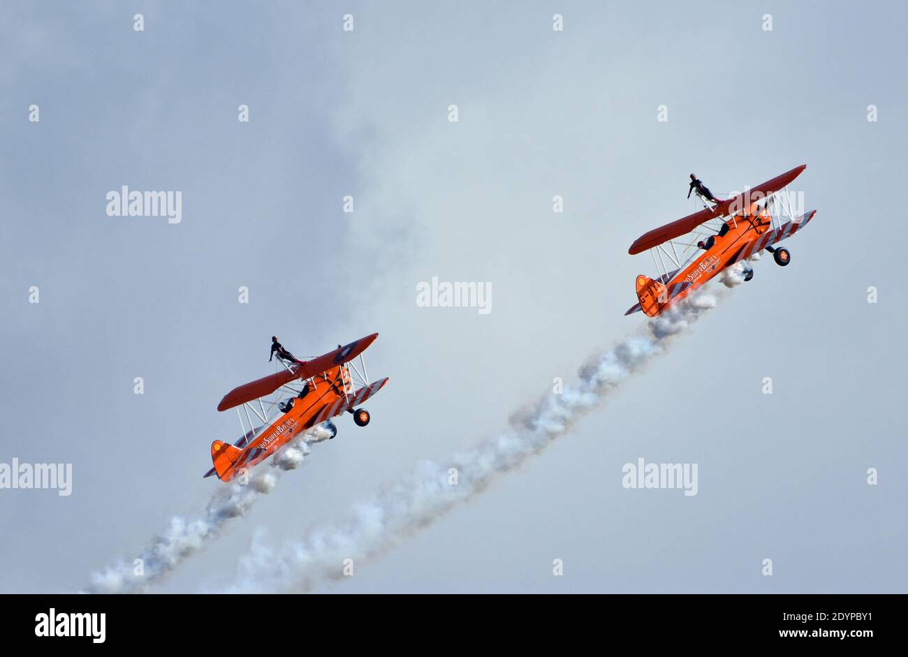 L'exposition de marche de l'aile Aerosuperbatics équipe deux avions en vol. Banque D'Images