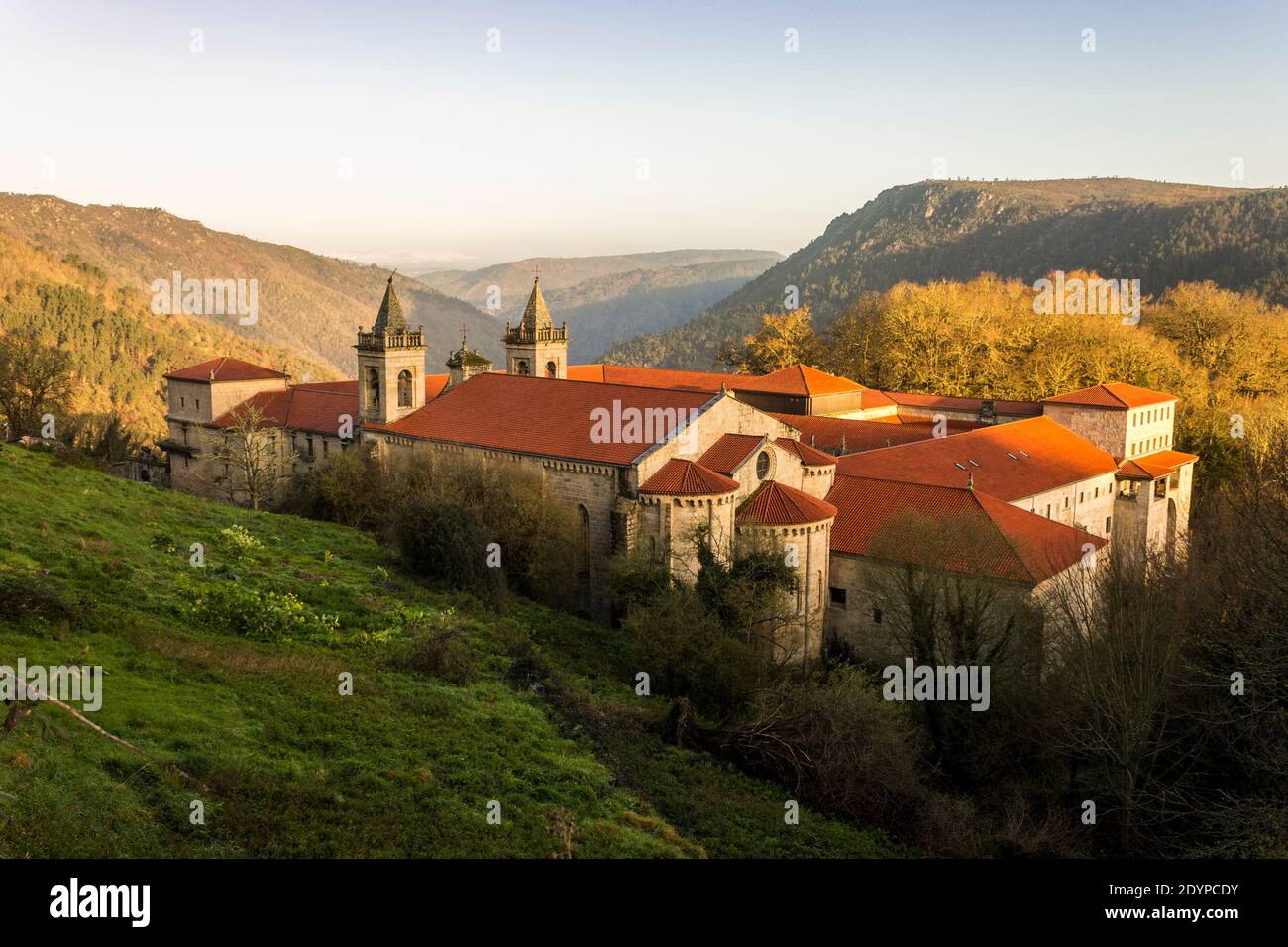Nogueira de Ramuin, Espagne. Le monastère gothique roman de Santo Estevo de Ribas de Sil, maintenant un Parador national en Galice Banque D'Images