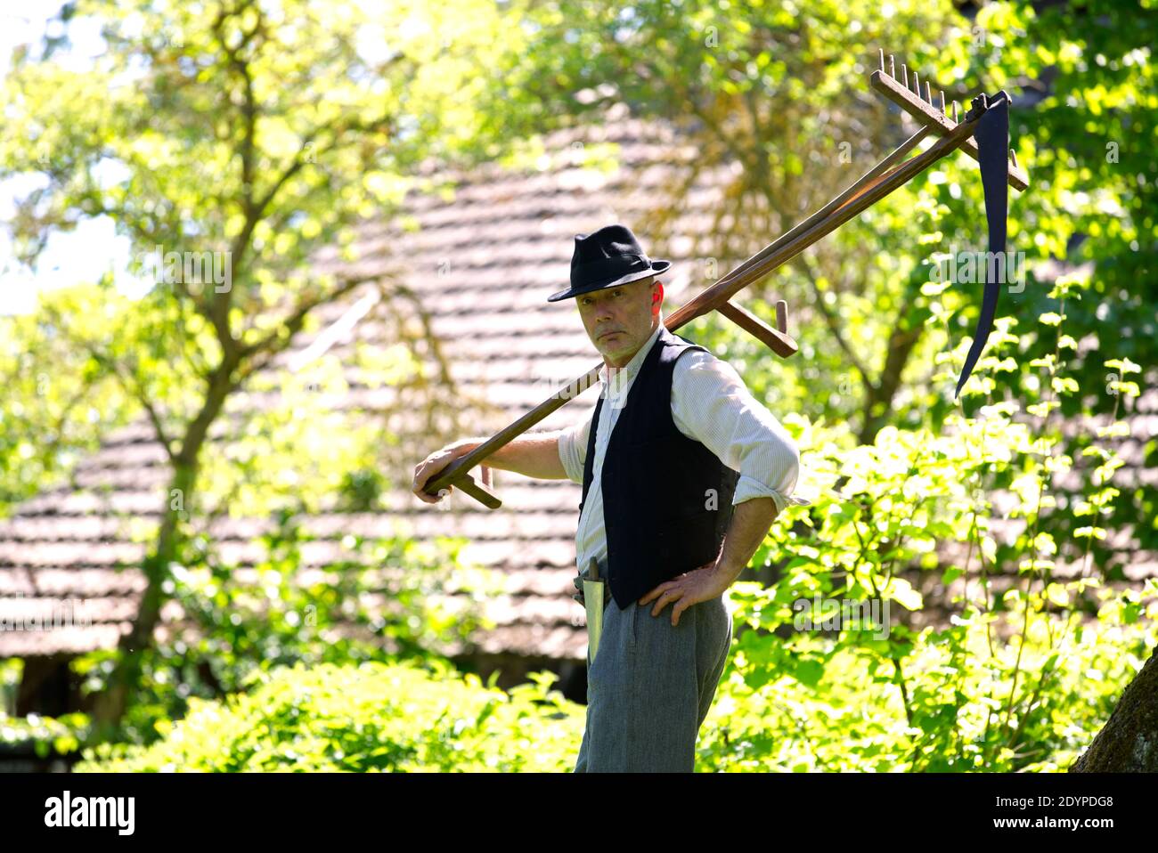 vieux fermier avec scythe et rakes Banque D'Images