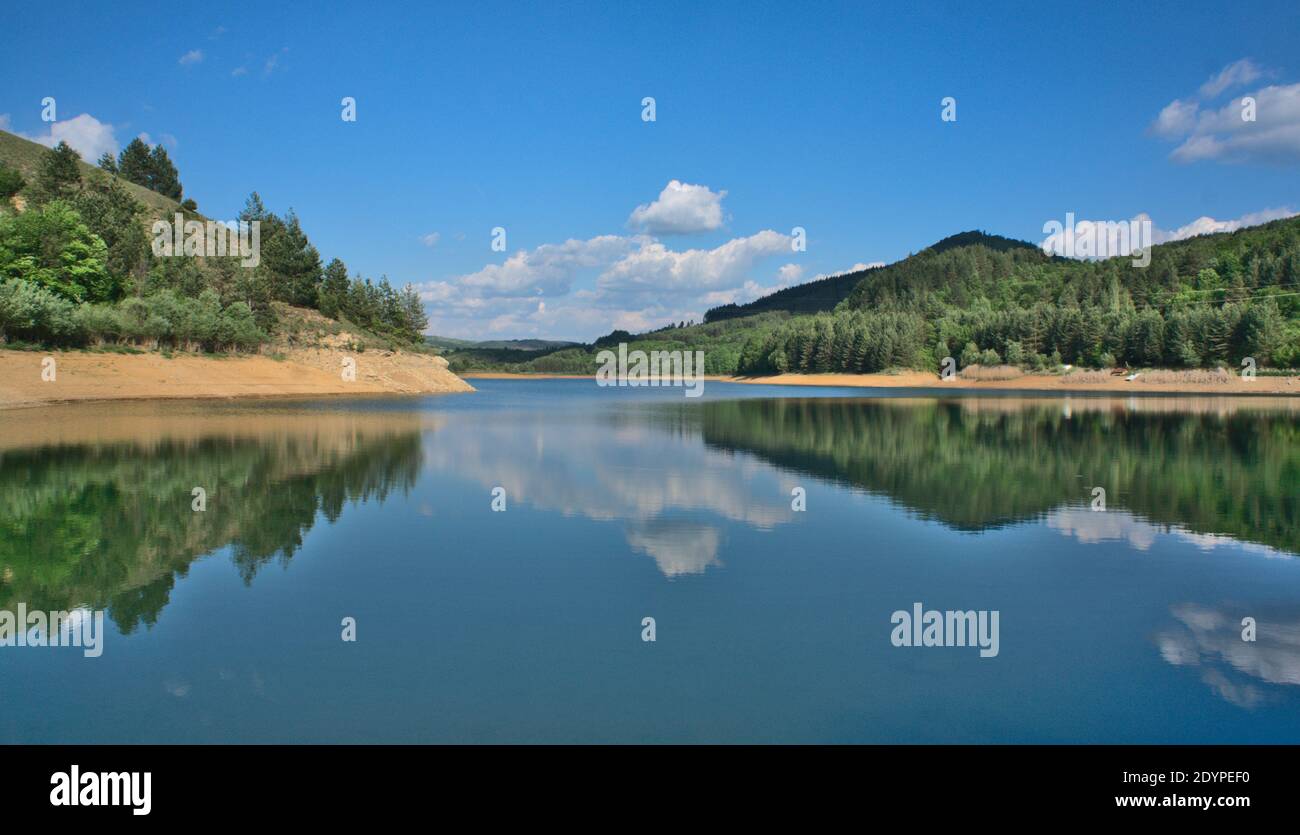 Miroir d'eau dans un barrage de montagne Banque D'Images