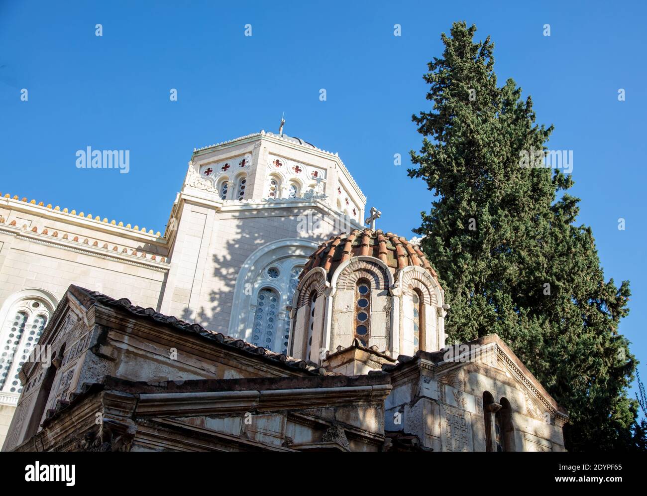 Eglise métropolitaine orthodoxe grecque, Cathédrale de l'Annonciation et petite Metropolis ou Agios Eleftherios à côté, Athènes, Grèce. Sous vi Banque D'Images