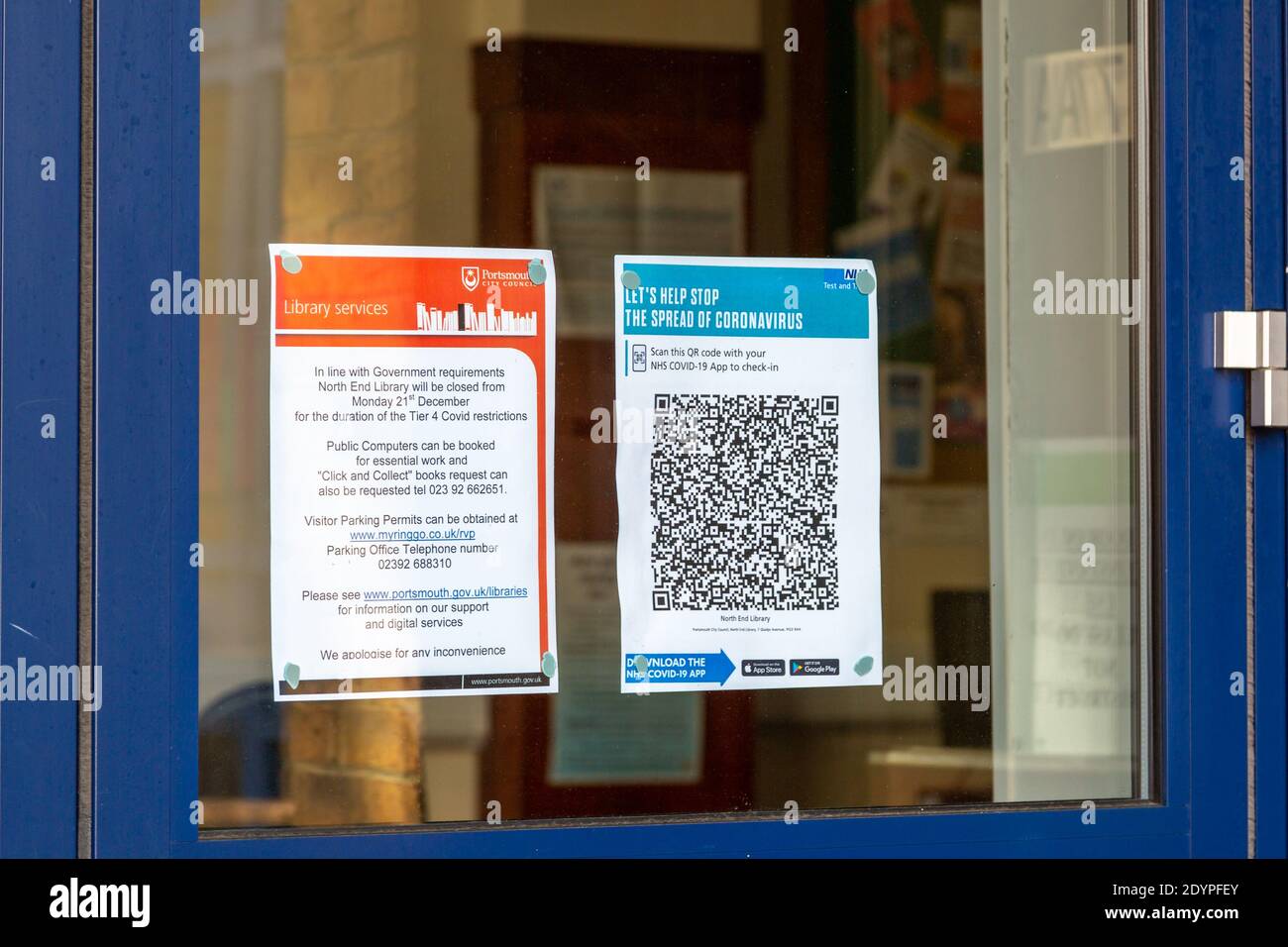 12-27-2020 Portsmouth, Hampshire, UK UNE piste NHS et trace QR code signe dans la fenêtre d'une bibliothèque Banque D'Images