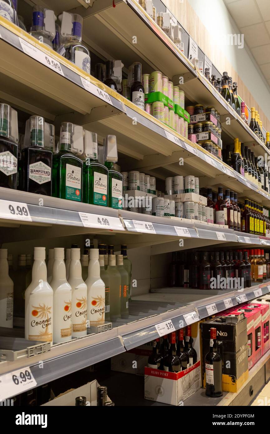 12-27-2020 Portsmouth, Hampshire, Royaume-Uni bouteilles de divers alcools empilées sur les étagères d'un supermarché britannique Banque D'Images