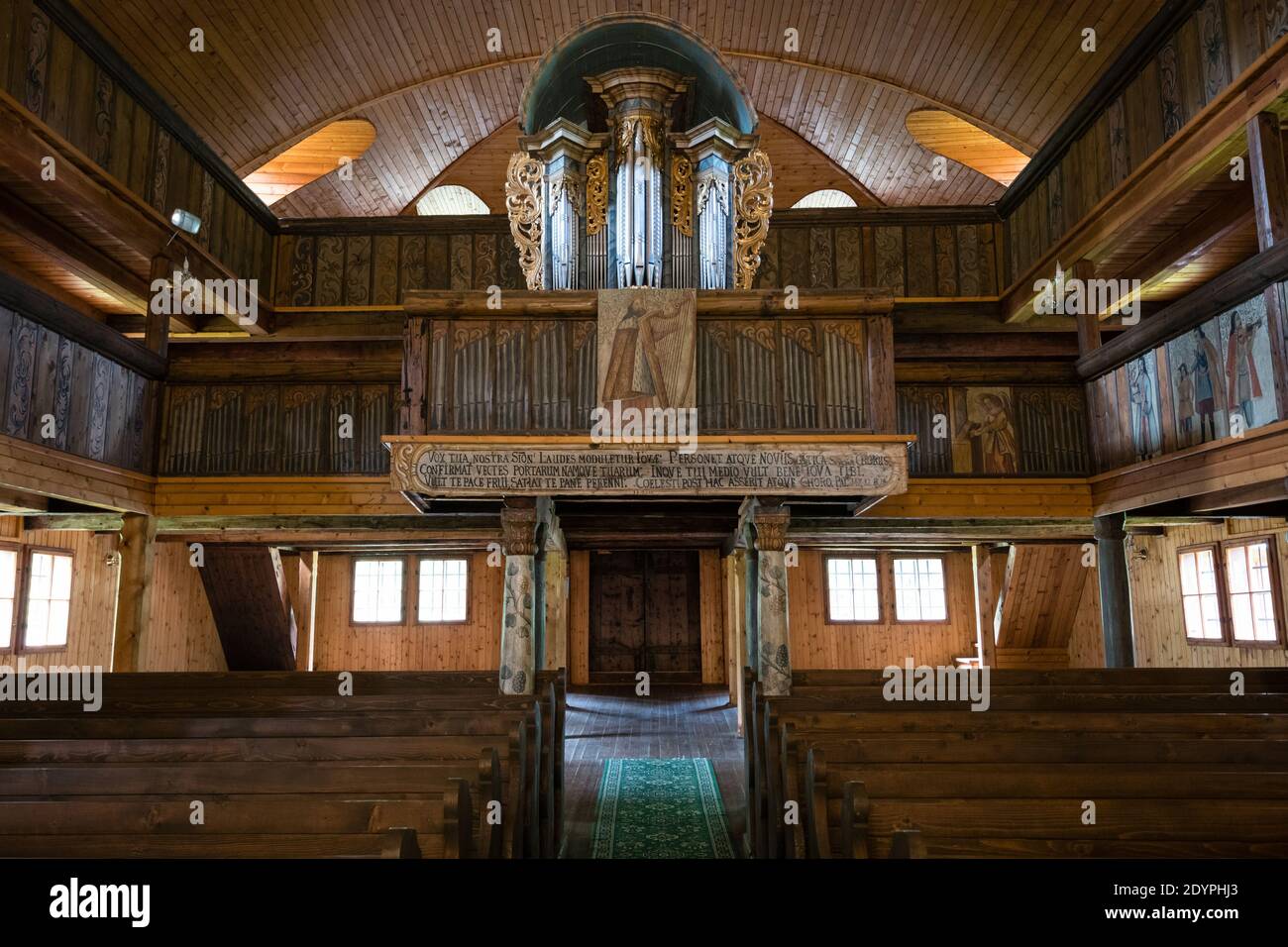SVATY KRIZ, SLOVAQUIE - JUL 15, 2020: Intérieur de l'église évangélique articulaire en bois de Svaty Kriz - l'un des plus grands bâtiments en bois du centre de l'est Banque D'Images