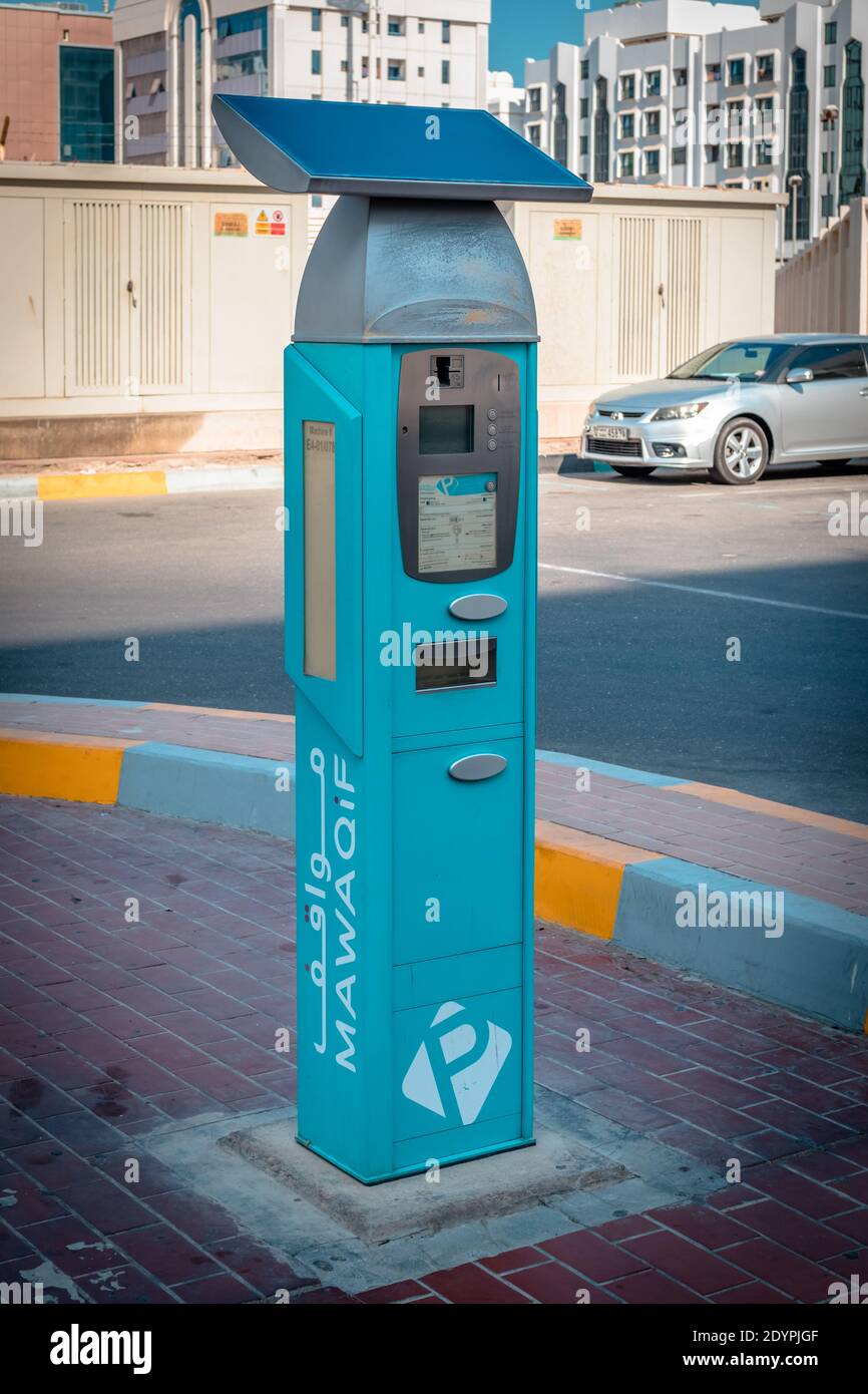 Abu Dhabi, Émirats arabes Unis - 27 décembre 2020 : imprimante de billets de parking MAWAQIF aux Émirats arabes Unis Banque D'Images