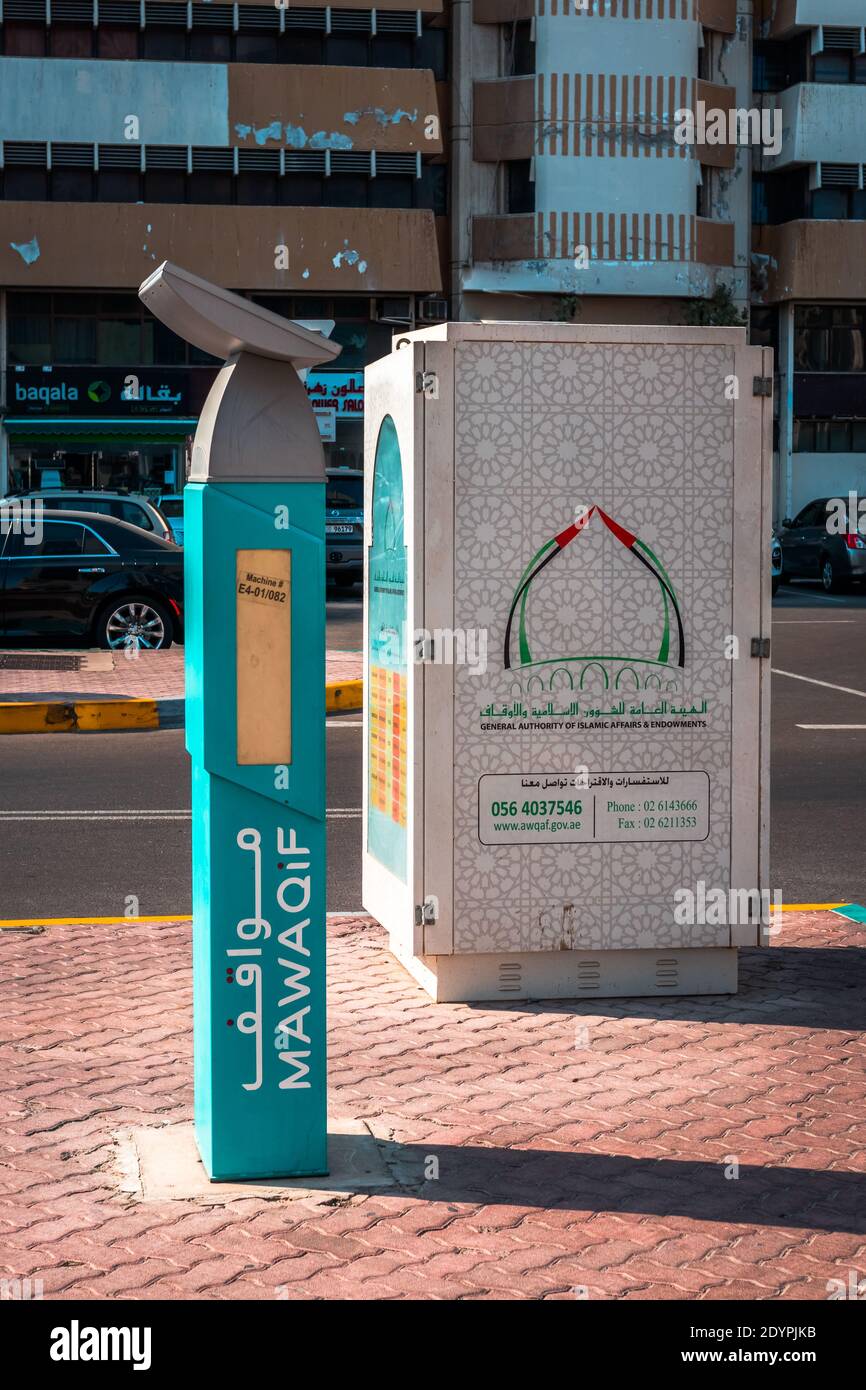 Abu Dhabi, Émirats arabes Unis - 27 décembre 2020 : imprimante de billets de parking MAWAQIF aux Émirats arabes Unis Banque D'Images