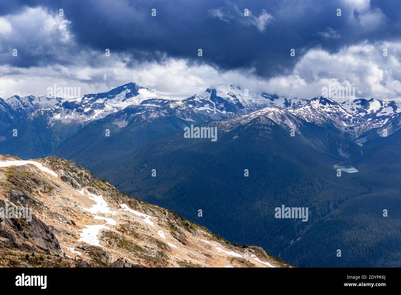 Chaînes de montagnes coulissantes de Whistler, C.-B., Canada. Mt. Blackcombe est l'un des plus hauts sommets de la côte du Pacifique. Il faut 3 km pour remonter le télésiège Banque D'Images
