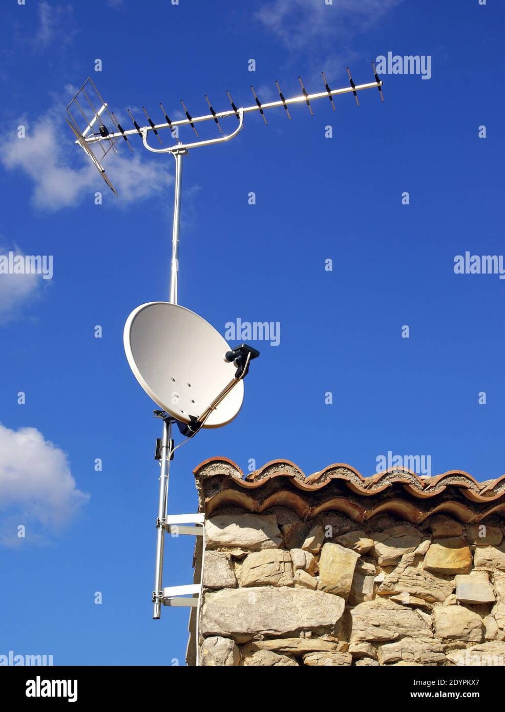 Antenne et parabolique sur un ancien toit. Banque D'Images