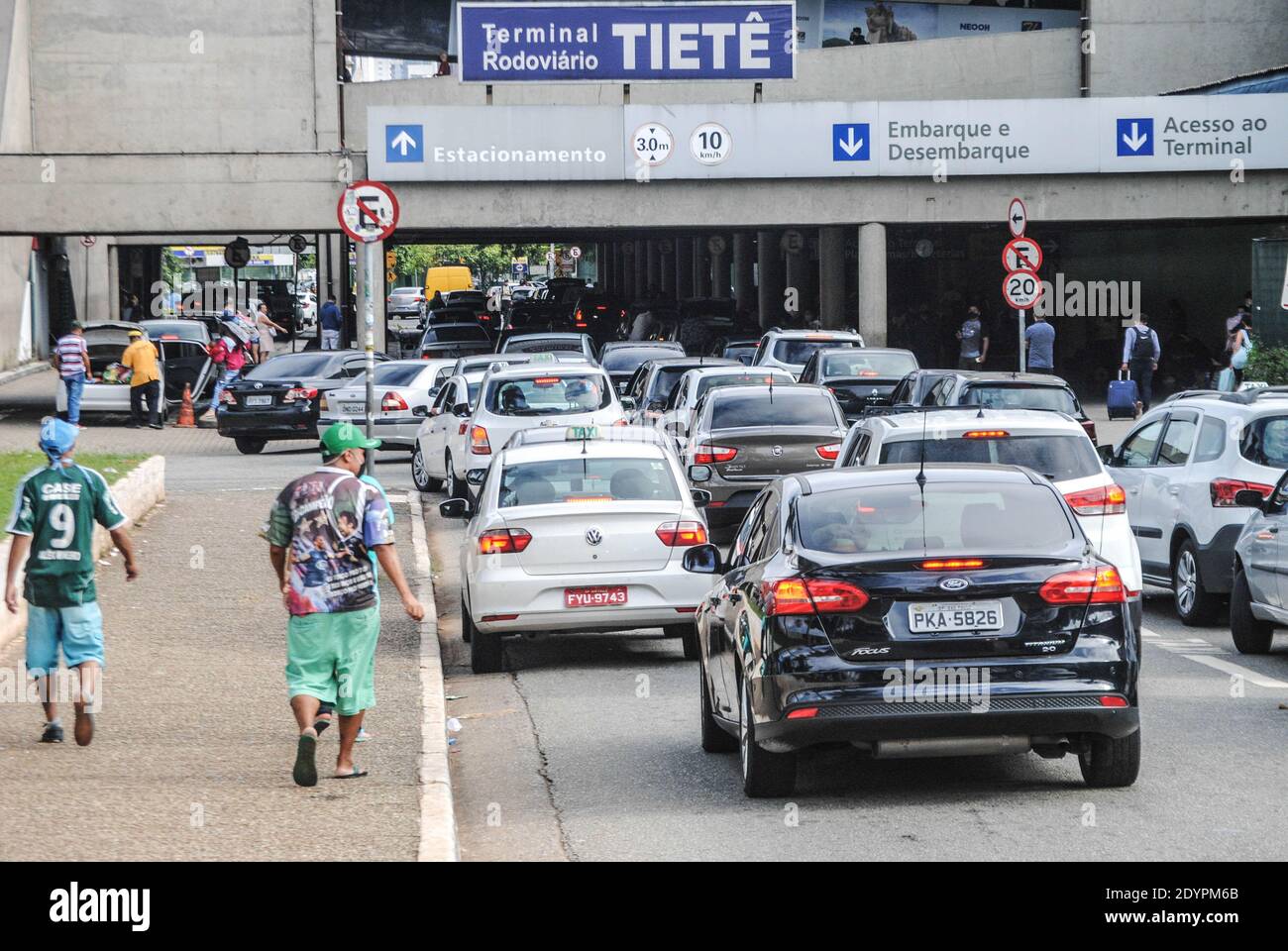 Sao Paulo, Sao Paulo, Brésil. 27 décembre 2020. (INT) mouvement au terminal de bus de Tiete. 27 décembre 2020, Sao Paulo, Brésil: Grande circulation des personnes pendant les vacances à Tiete bus terminal, le plus grand à Sao Paulo.Credit: Adeleke Anthony Fote /Thenews2 Credit: Adeleke Anthony Fote/TheNEWS2/ZUMA Wire/Alay Live News Banque D'Images