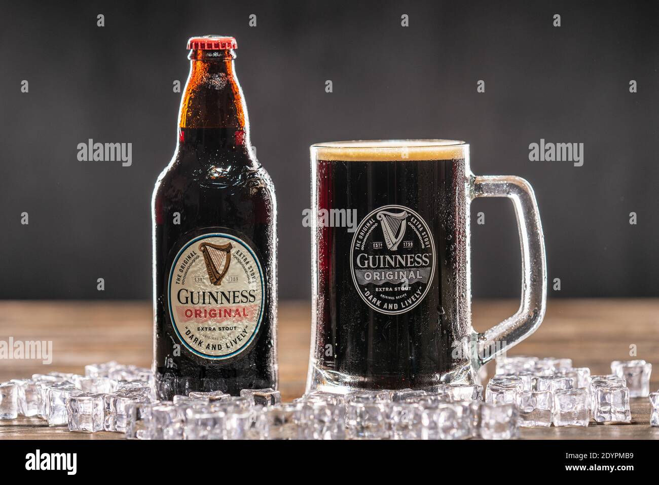 Guinness est un stout sec irlandais foncé qui a vu le jour dans la brasserie d'Arthur Guinness à St. Jamess Gate Dublin Ireland, en 1759. Royaume-Uni, Bedford, décembre Banque D'Images